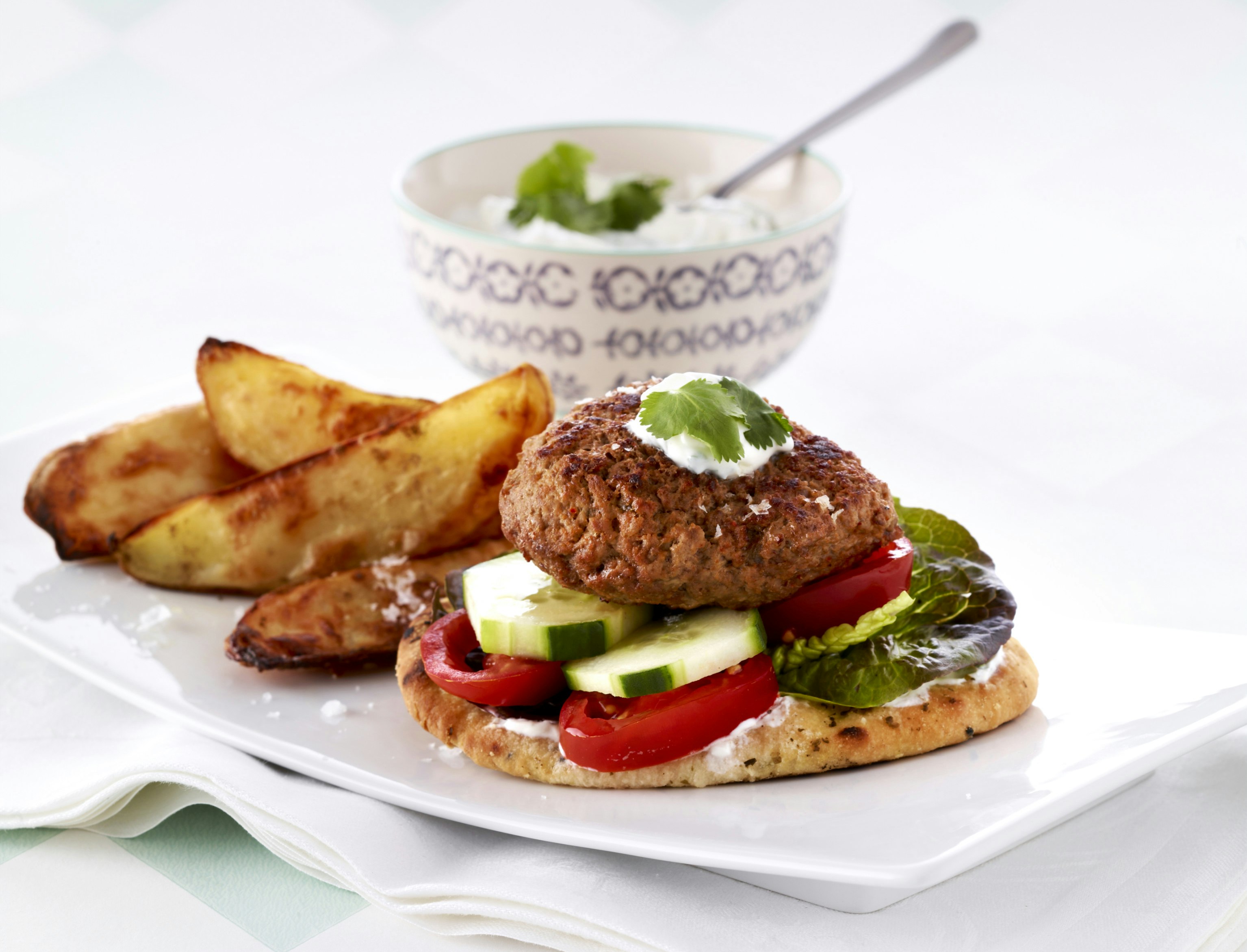 Naanburger med kartoffelbåde og myntedressing