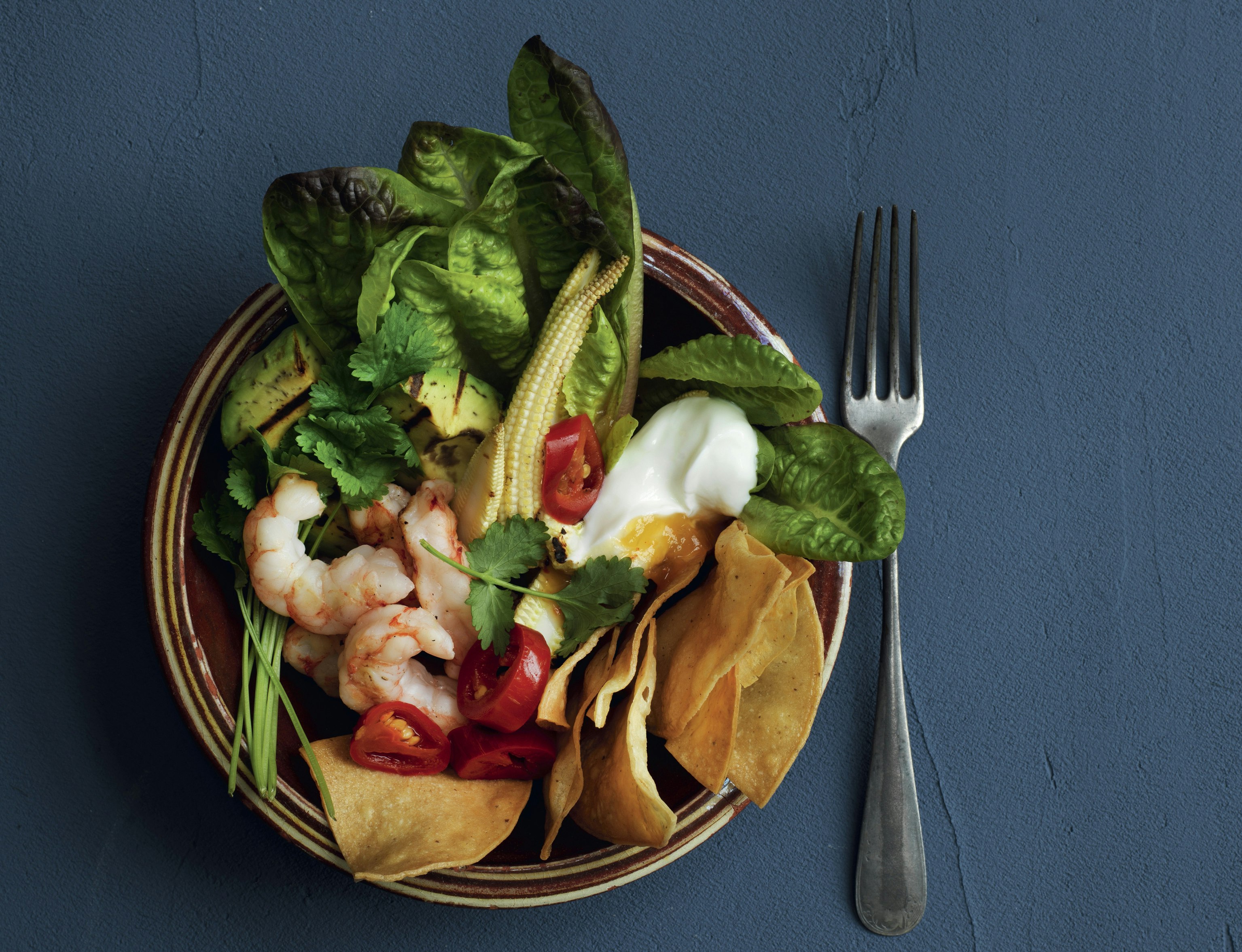 Nacho-bowl med rejer og avocado