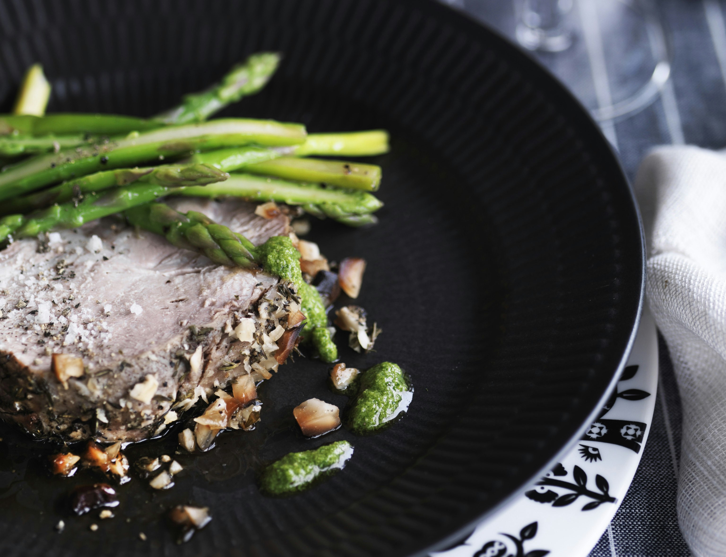 Nakkesteg med asparges, jordskokker og pesto