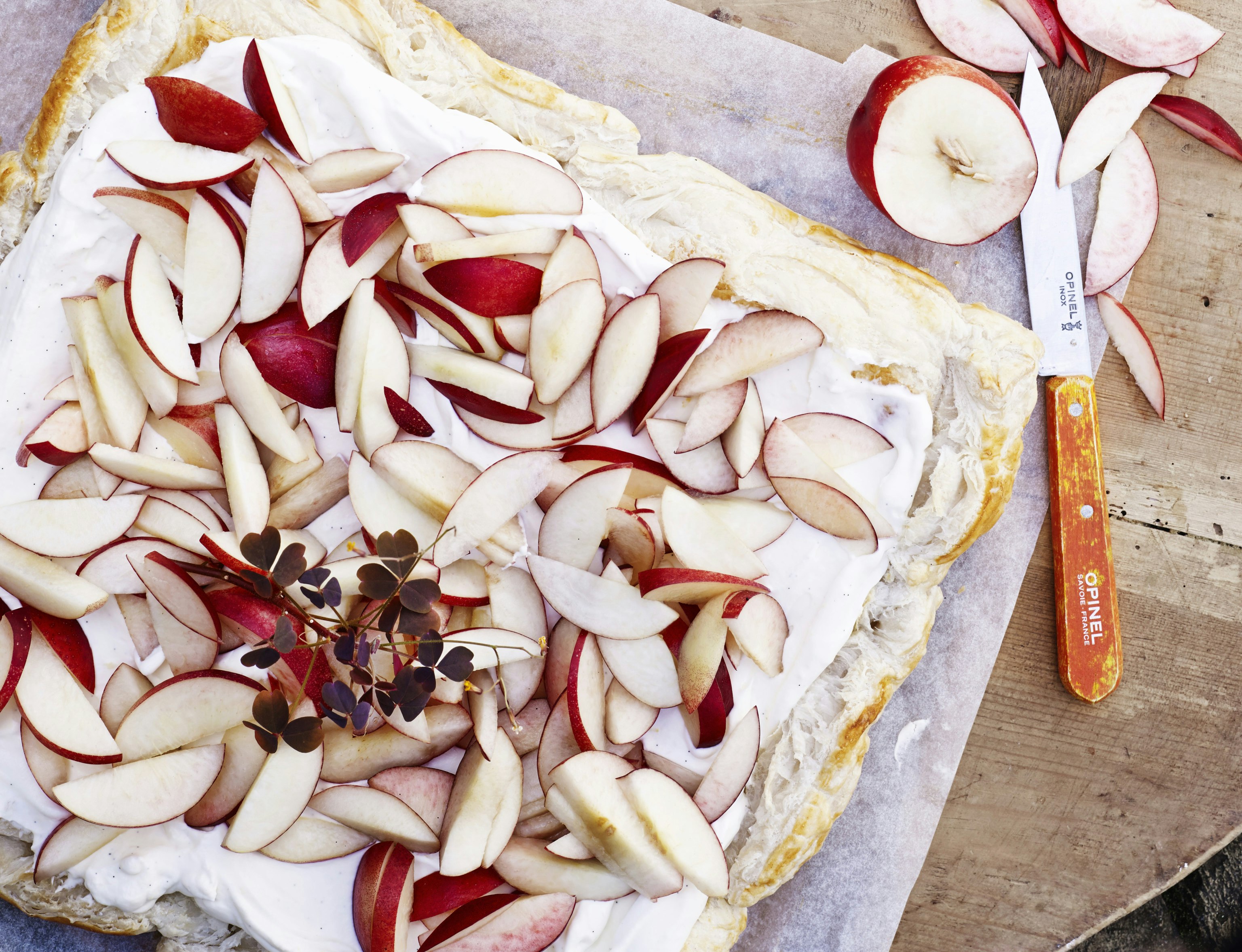 Nektarinkage på sprød butterdejsbund