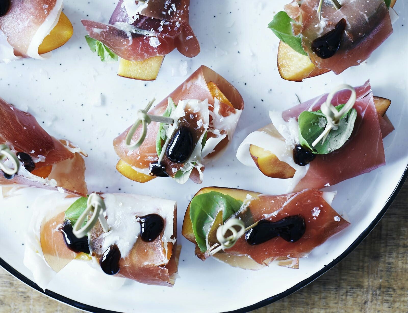 Nektarinspyd med parmaskinke og basilikum