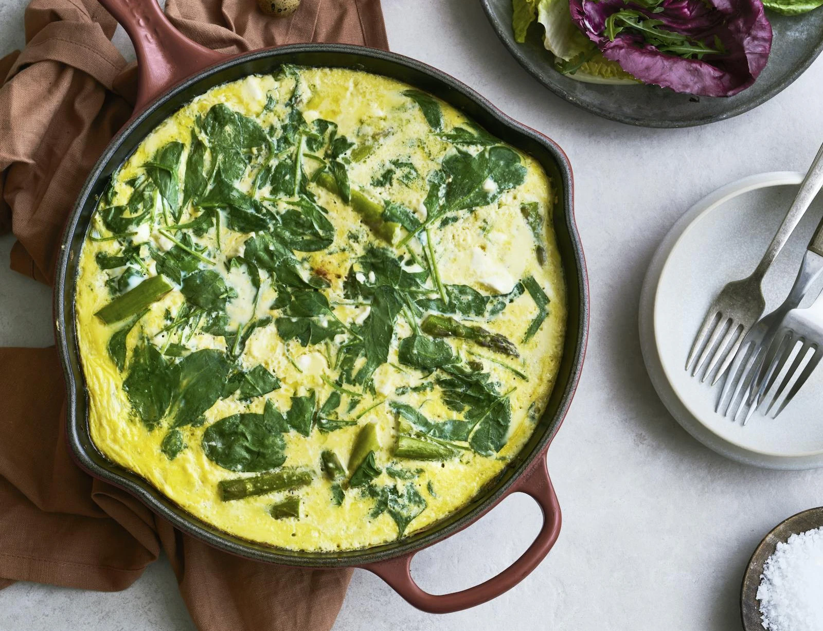 Nem æggekage med asparges og feta