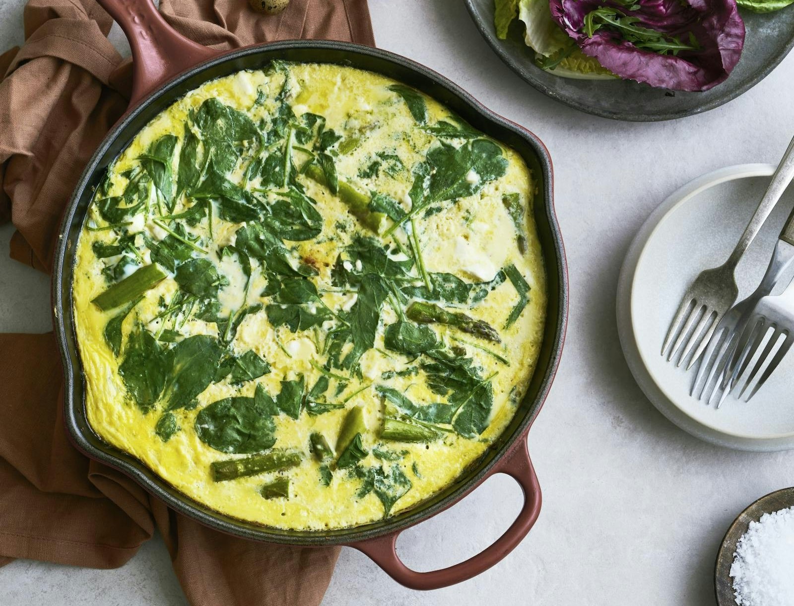 Nem æggekage med asparges og feta