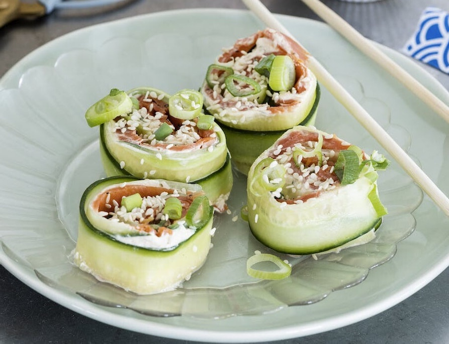 Nem agurkesushi med laks og pikantost
