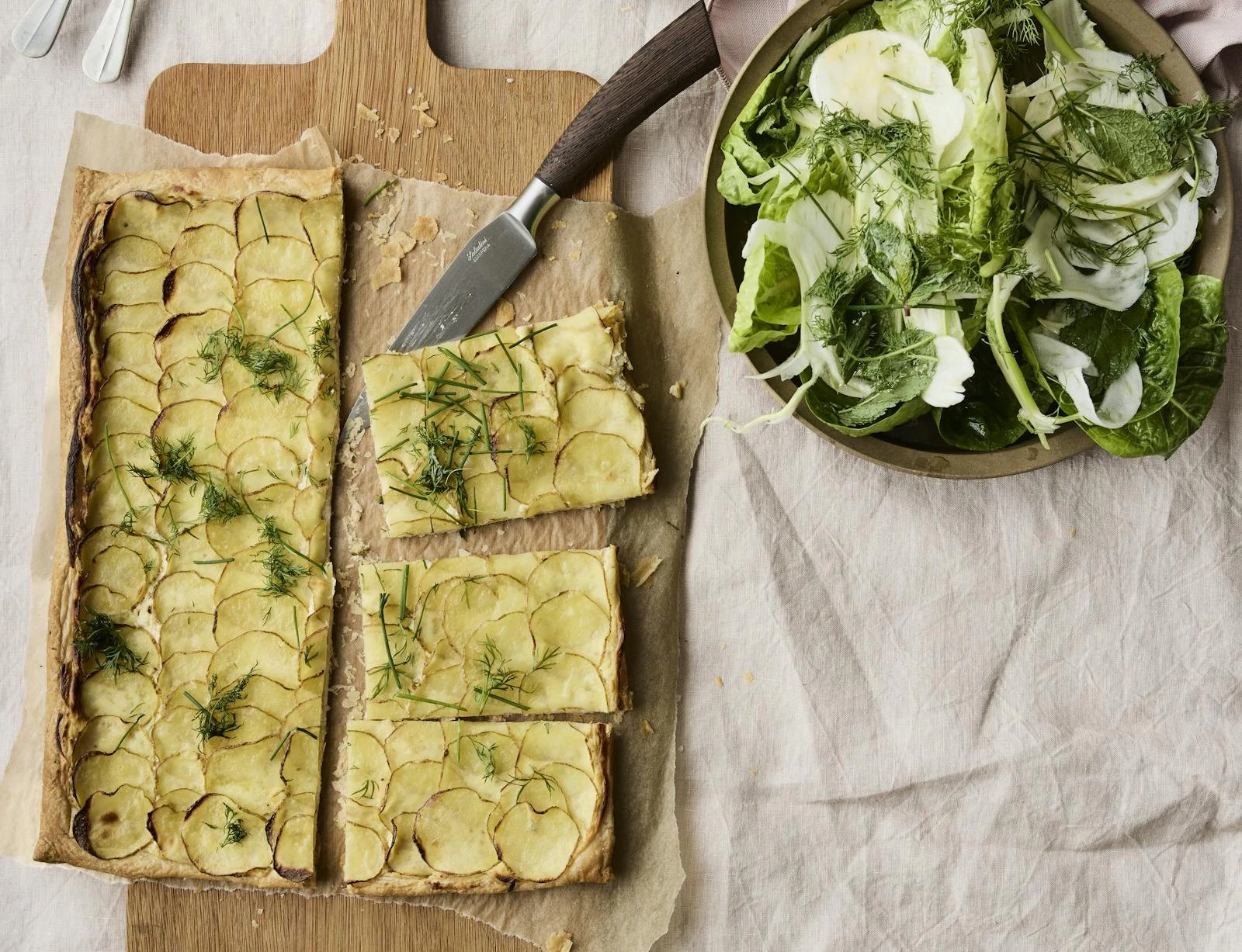 Nem og sprød kartoffeltærte med krydderurtesalat