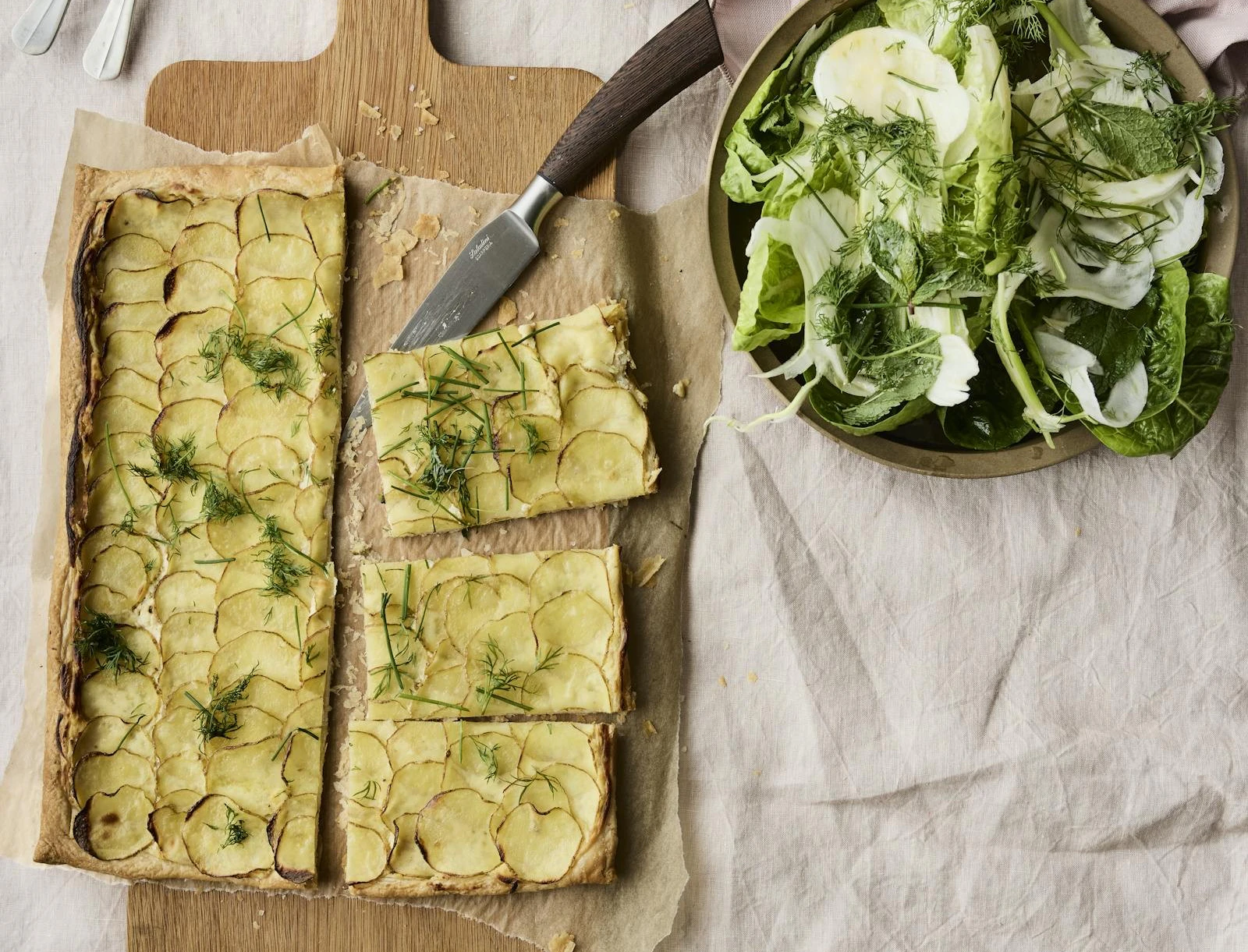 Nem og sprød kartoffeltærte med krydderurtesalat
