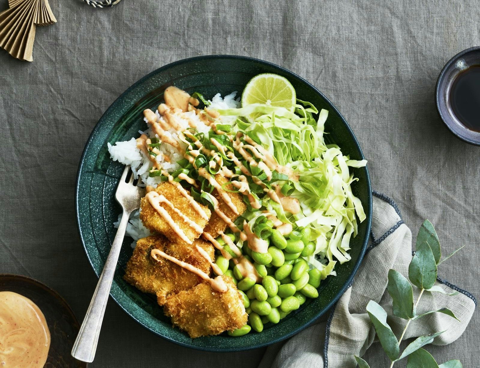 Nem poke bowl med sprøde rejer og chilimayo