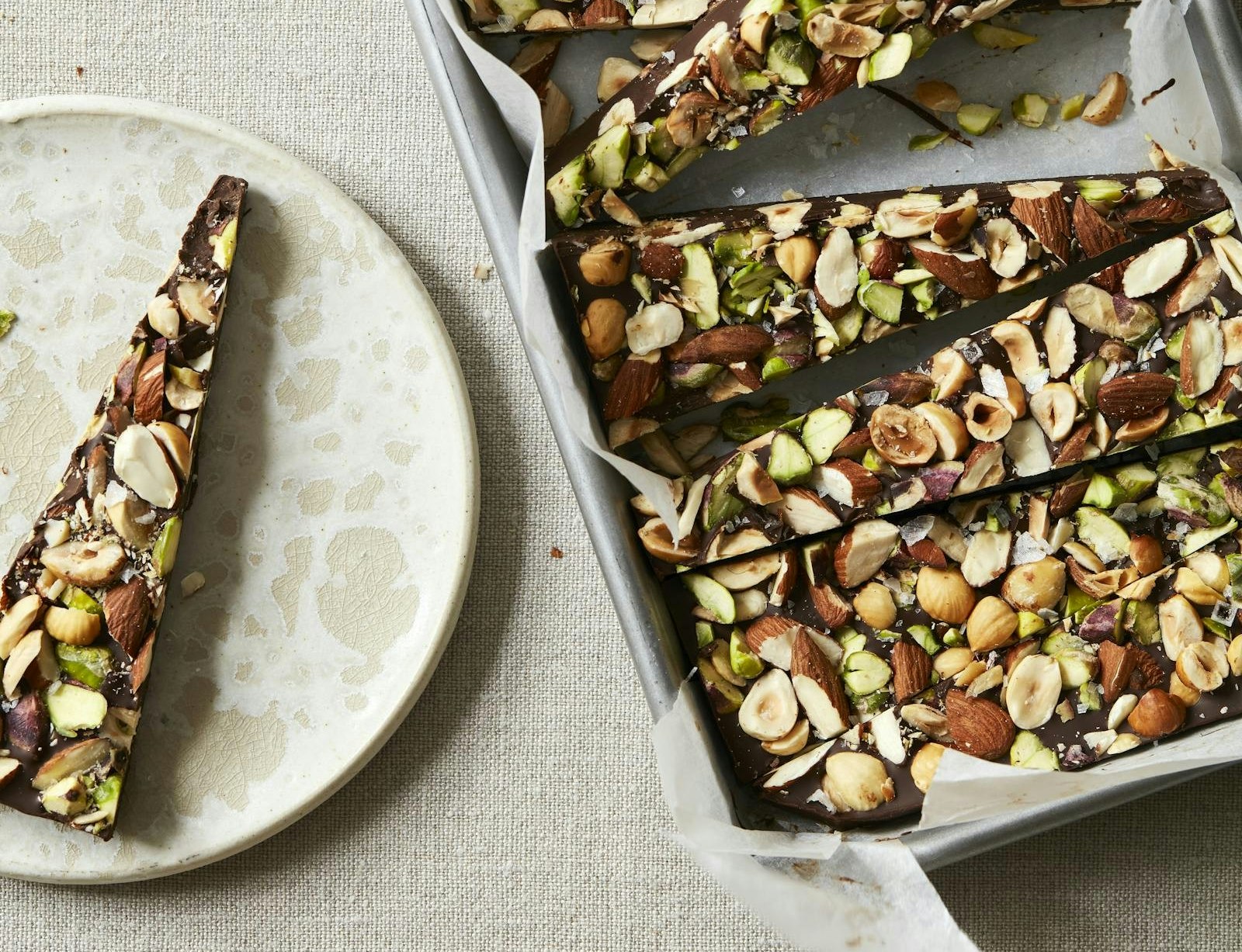 Nøddebrud med mørk chokolade og flagesalt