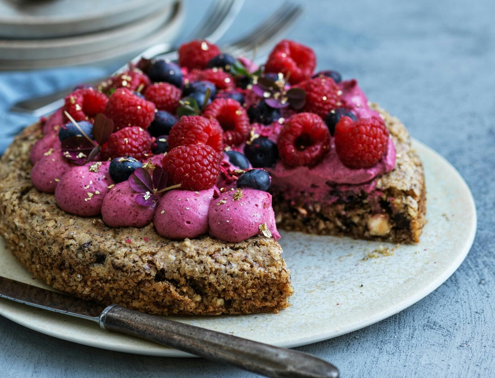Nøddekage med skovbærskum