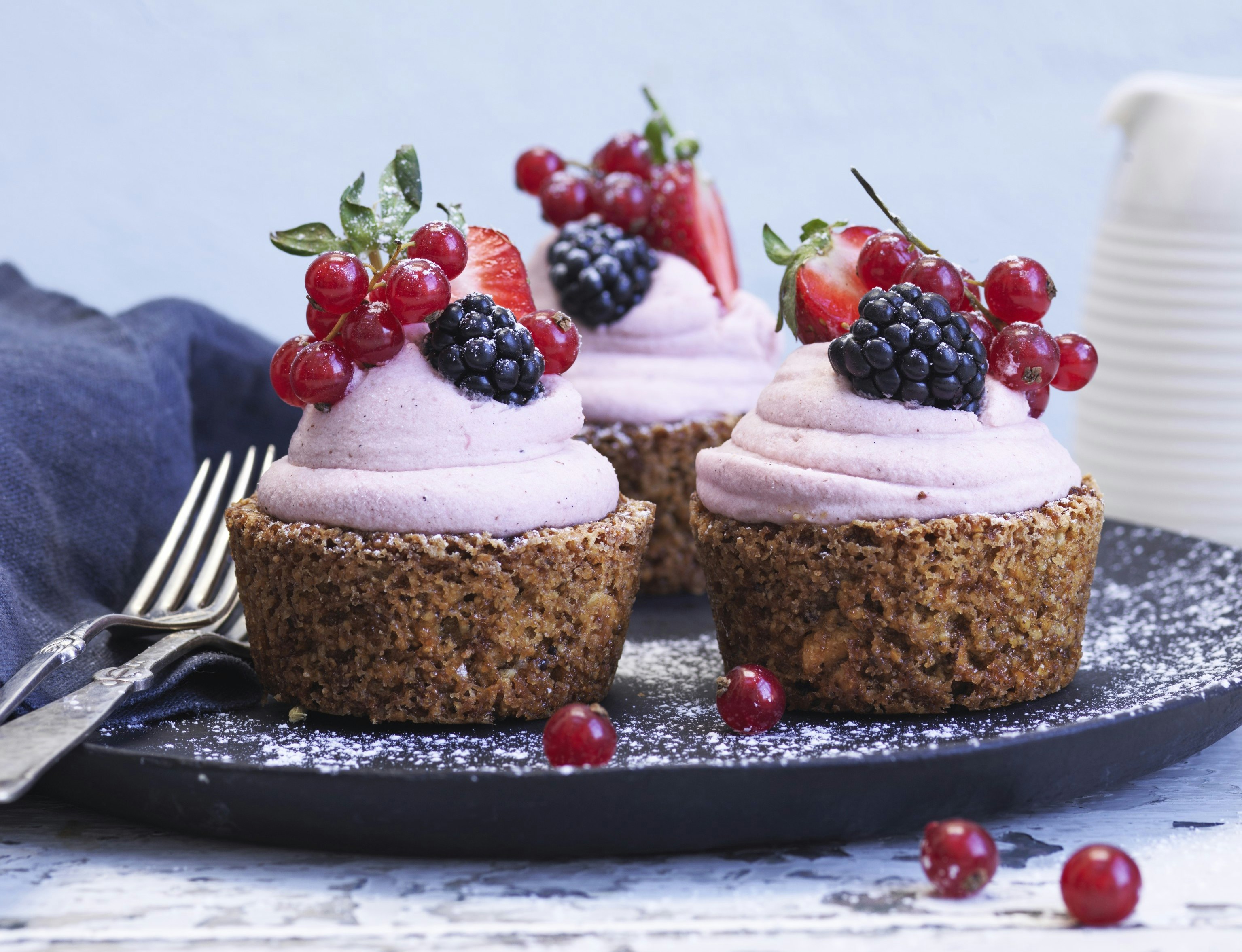 Nøddekager med jordbærskum og bær
