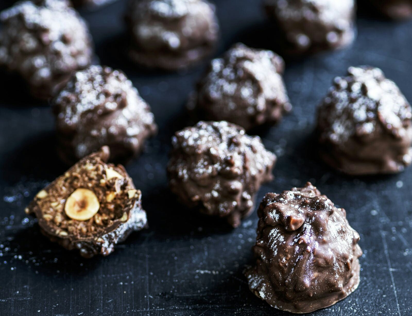 Nøddekugler med chokoladeovertræk