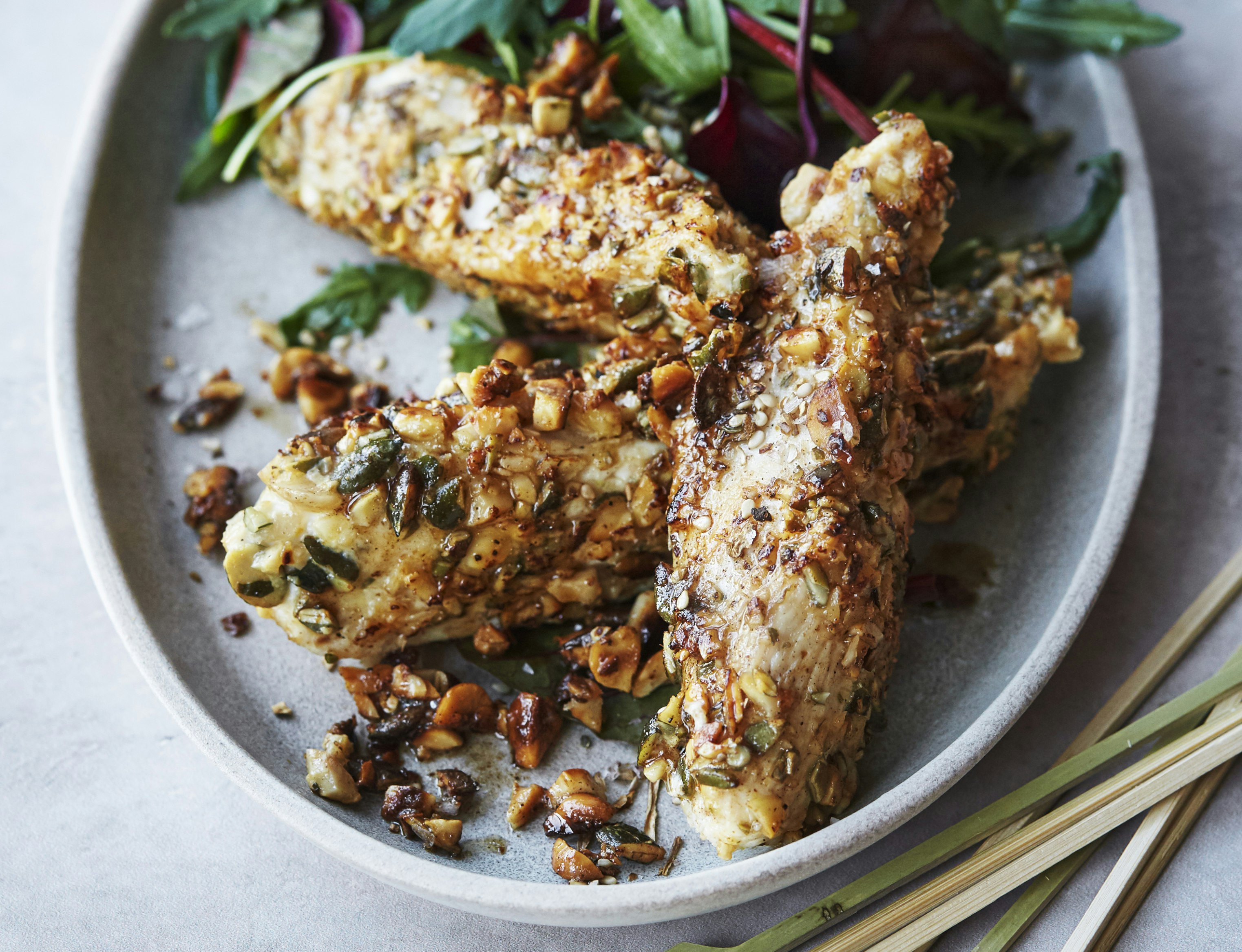 Nøddepanerede kyllingestykker