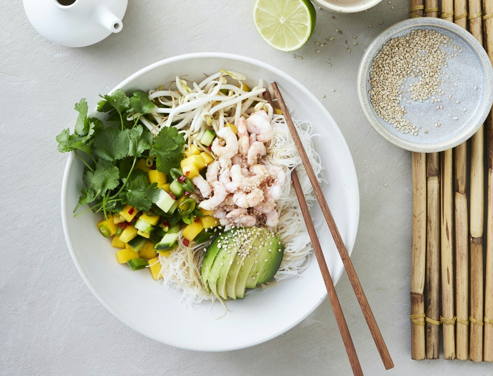 Nudelsalat med rejer og avocado