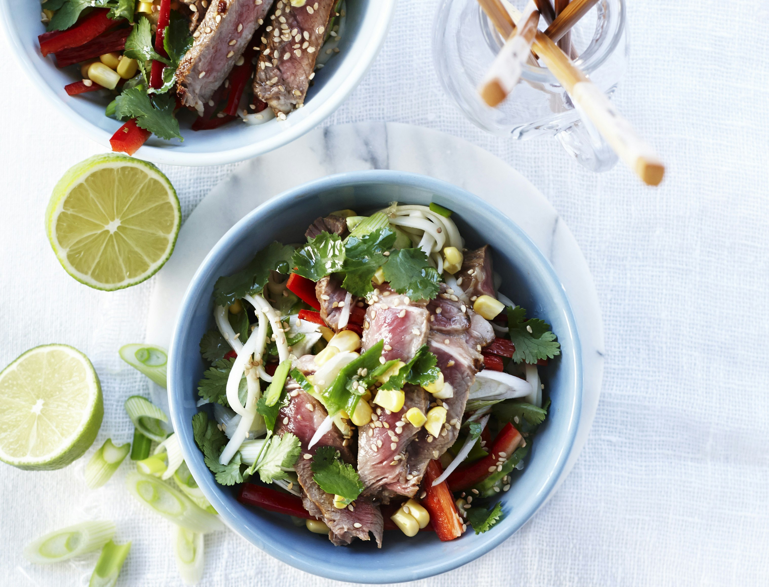 Nudelsalat med sojamarineret oksebøf