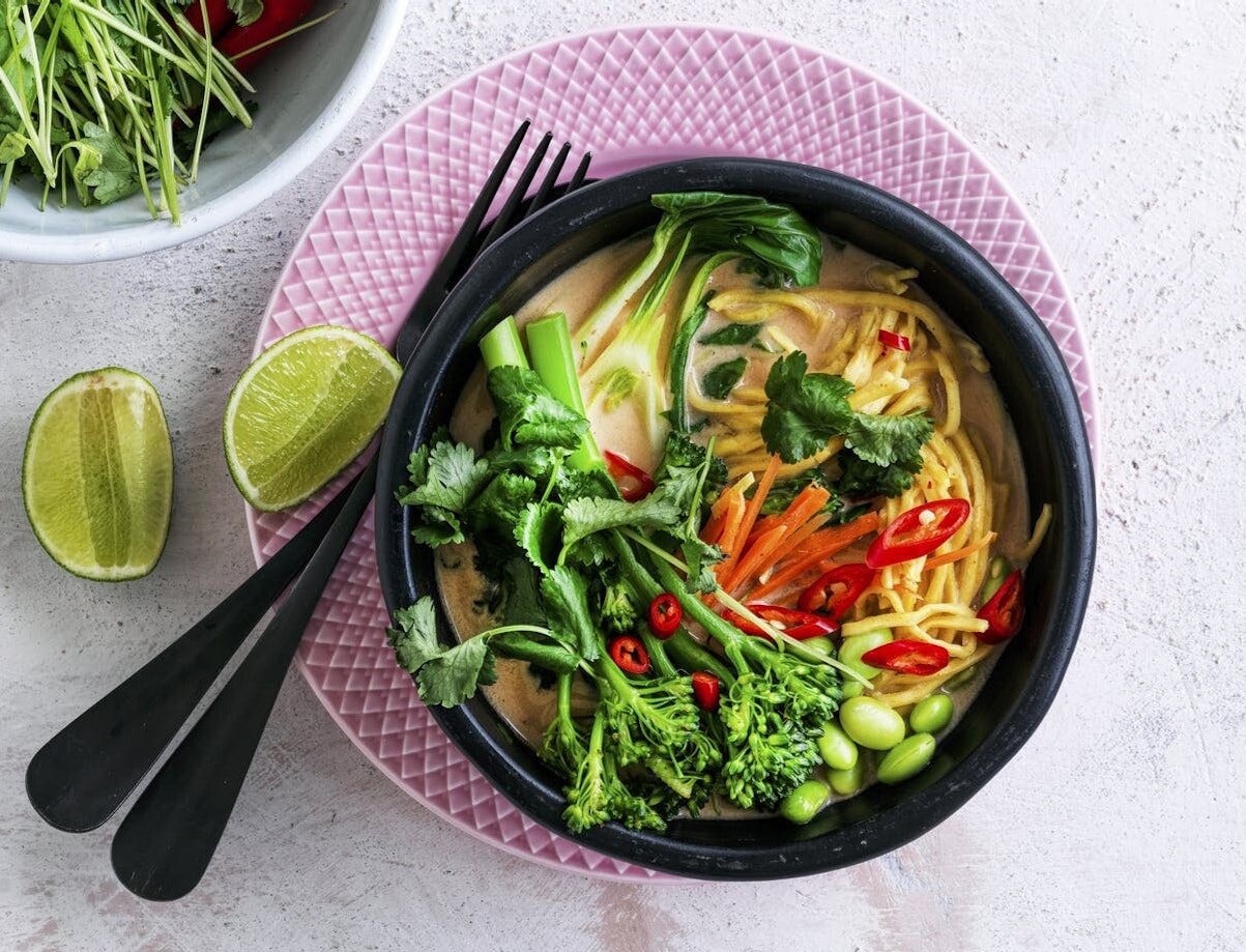 Nudelsuppe med rød karry og grøntsager