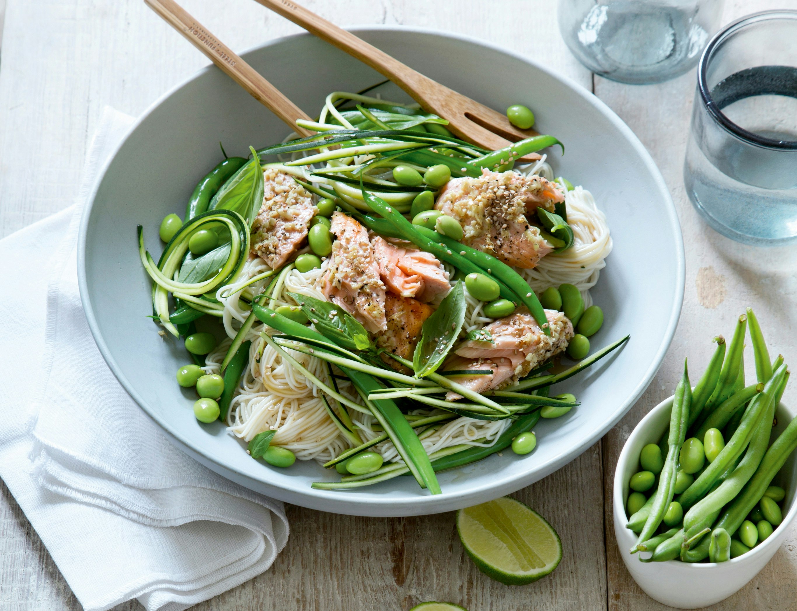 Nudler med bagt laks og grønne bønner