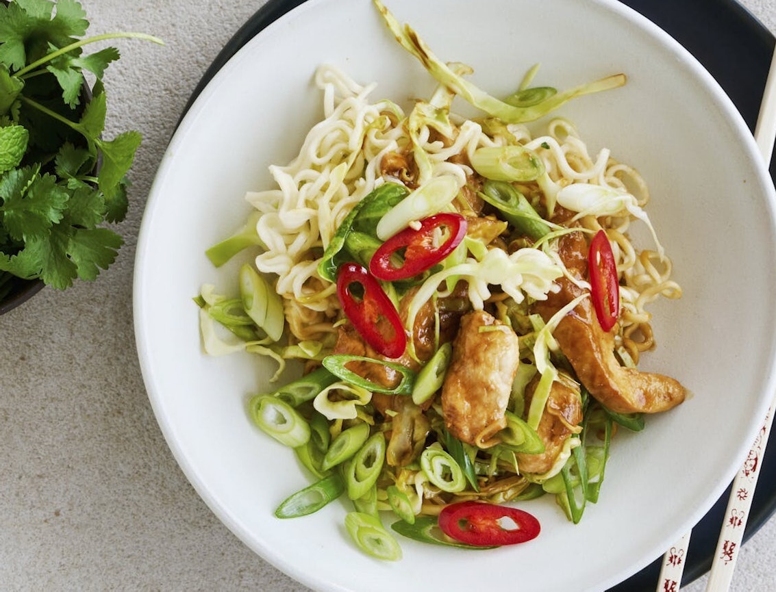 Nudler med spicy kylling, ingefær og grønt