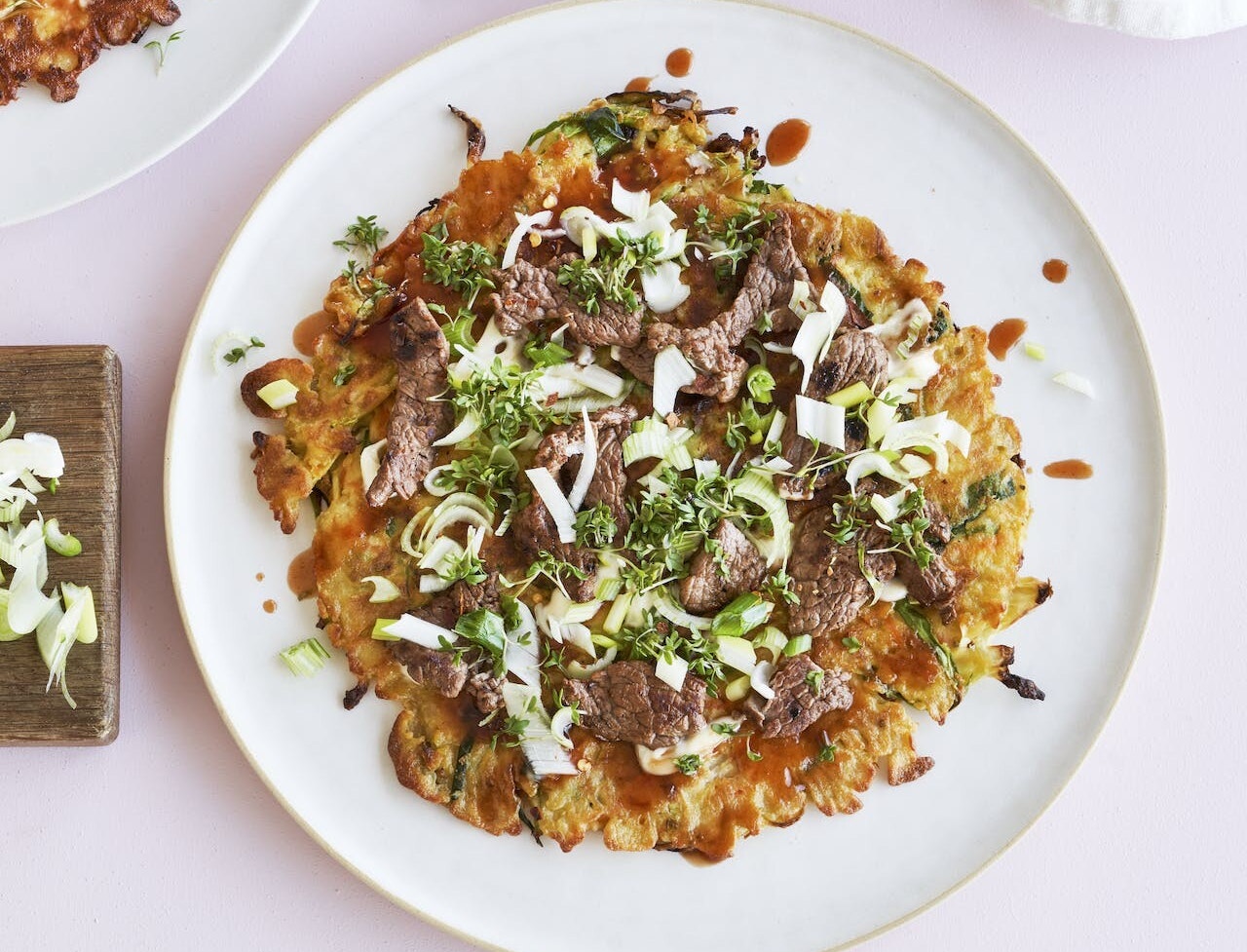 Okonomiyaki med stegt oksekød