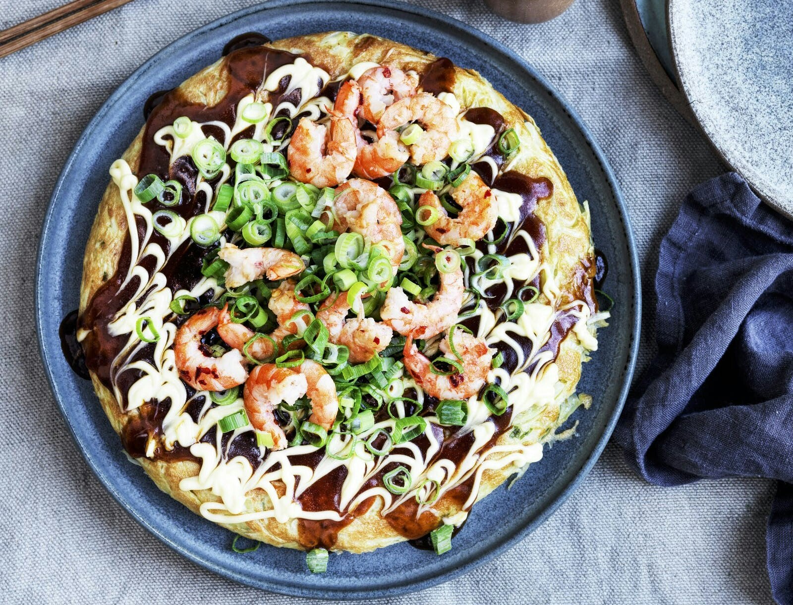 Okonomiyaki med stegte rejer