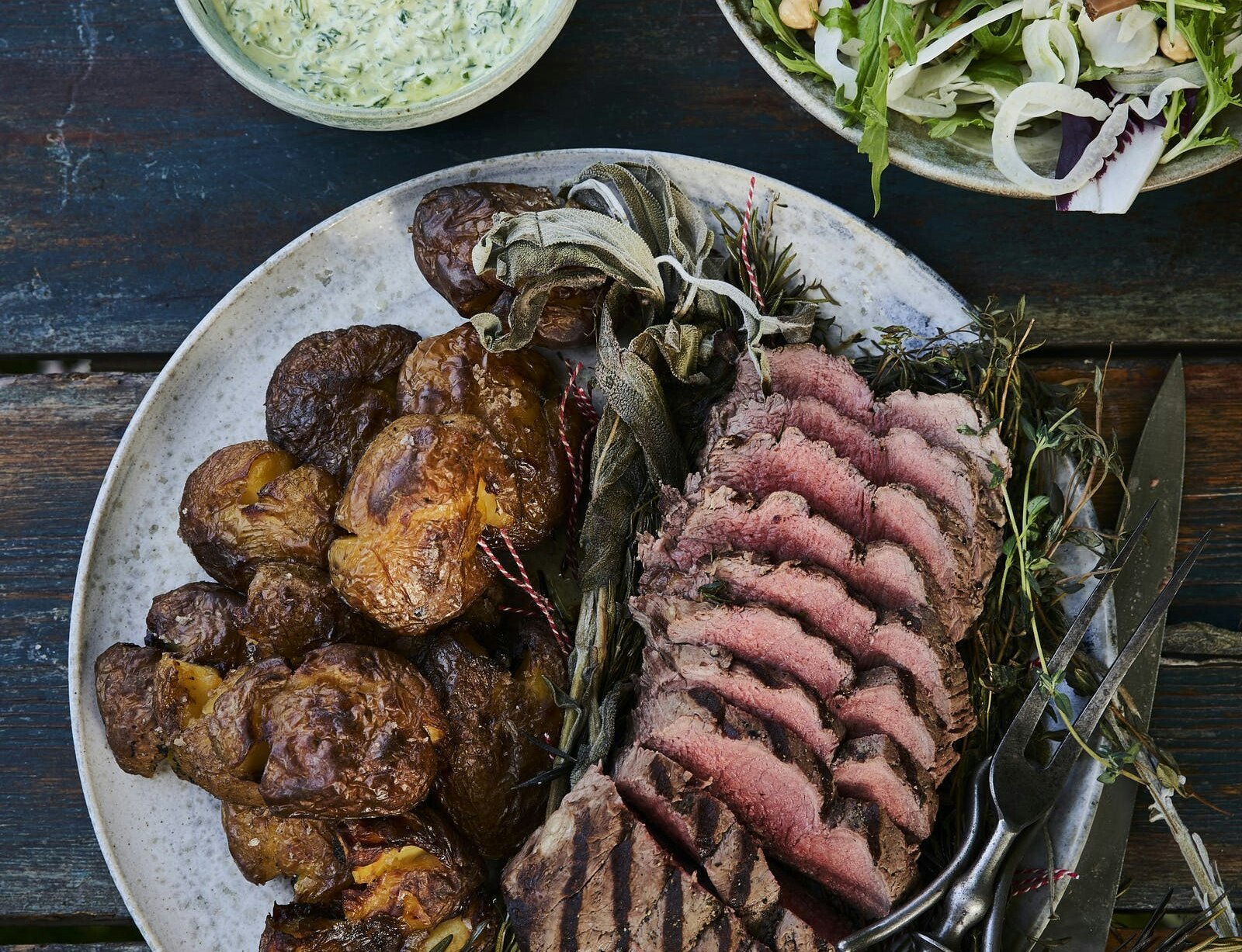 Oksefilet med knuste kartofler og urtecreme