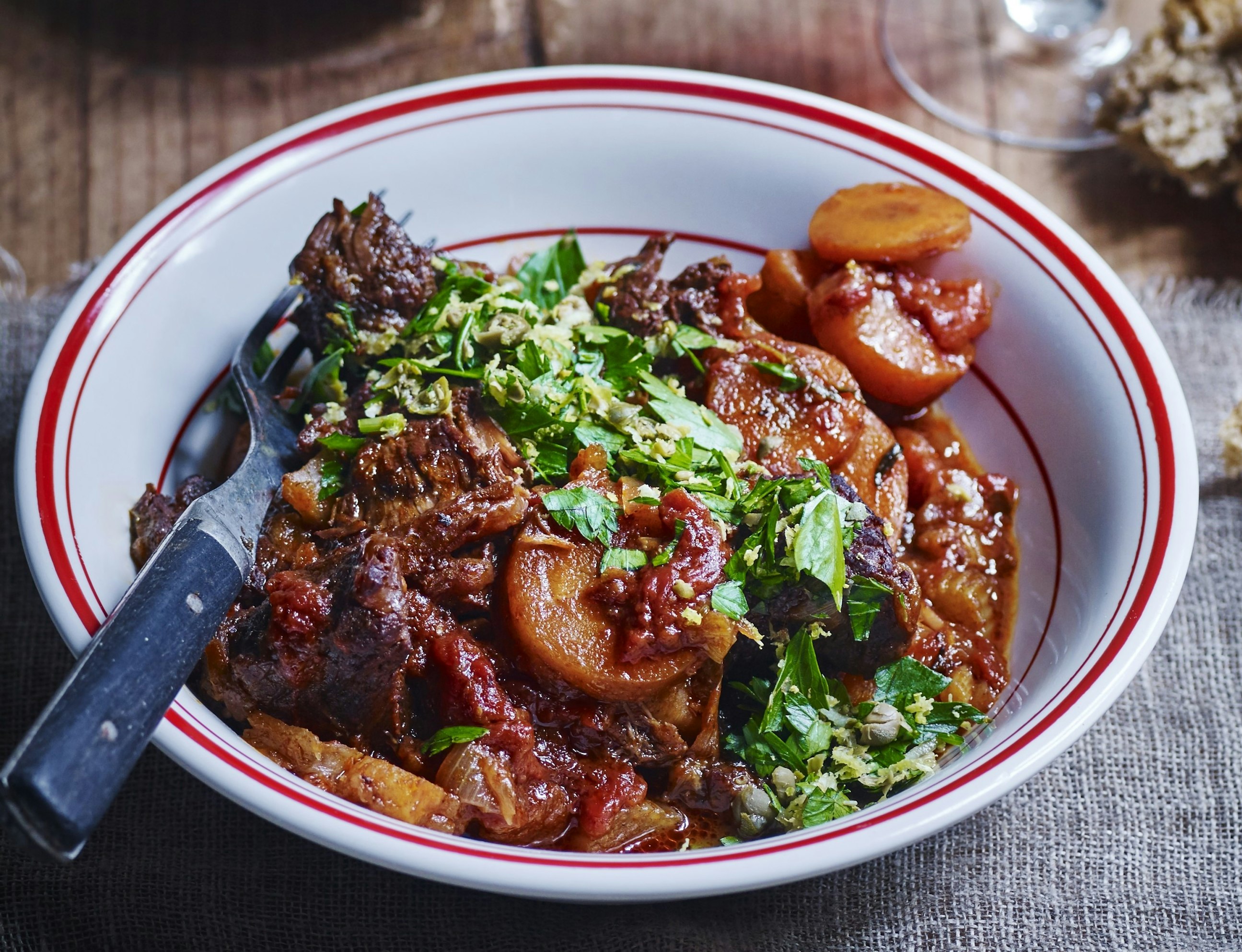 Oksegryde med rodfrugter og rødvin