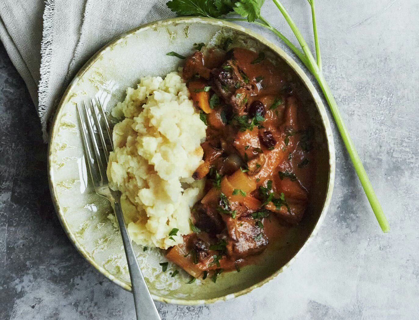 Oksegryde og kartoffel-selleri-mos med æble