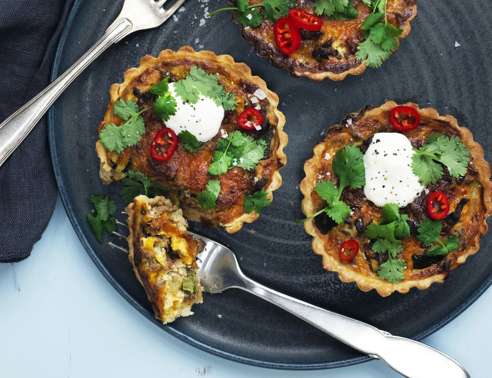 Oksekødstærter med chili og cremefraiche