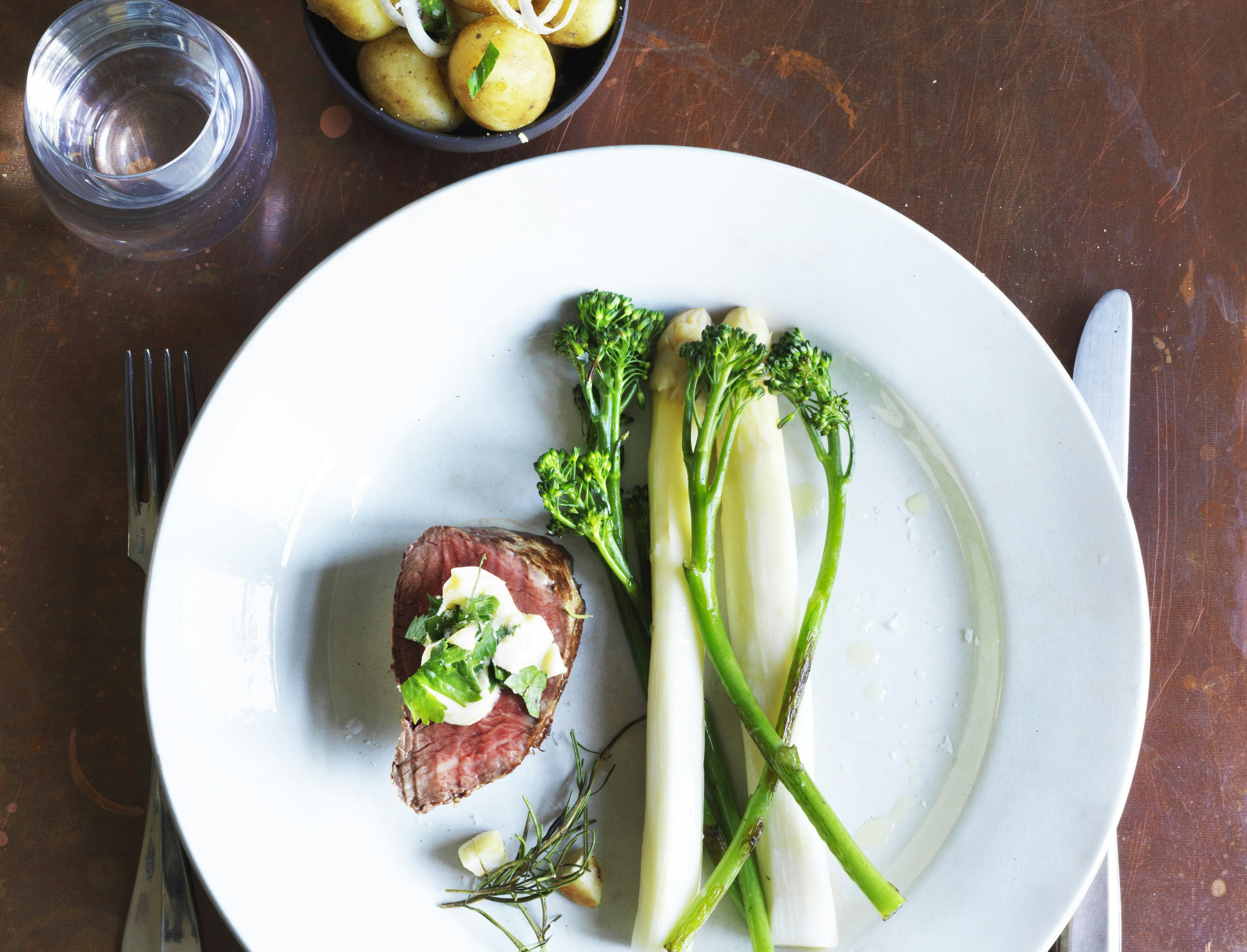 Oksemørbrad med hvide asparges, aspargesbroccoli og nye kartofler