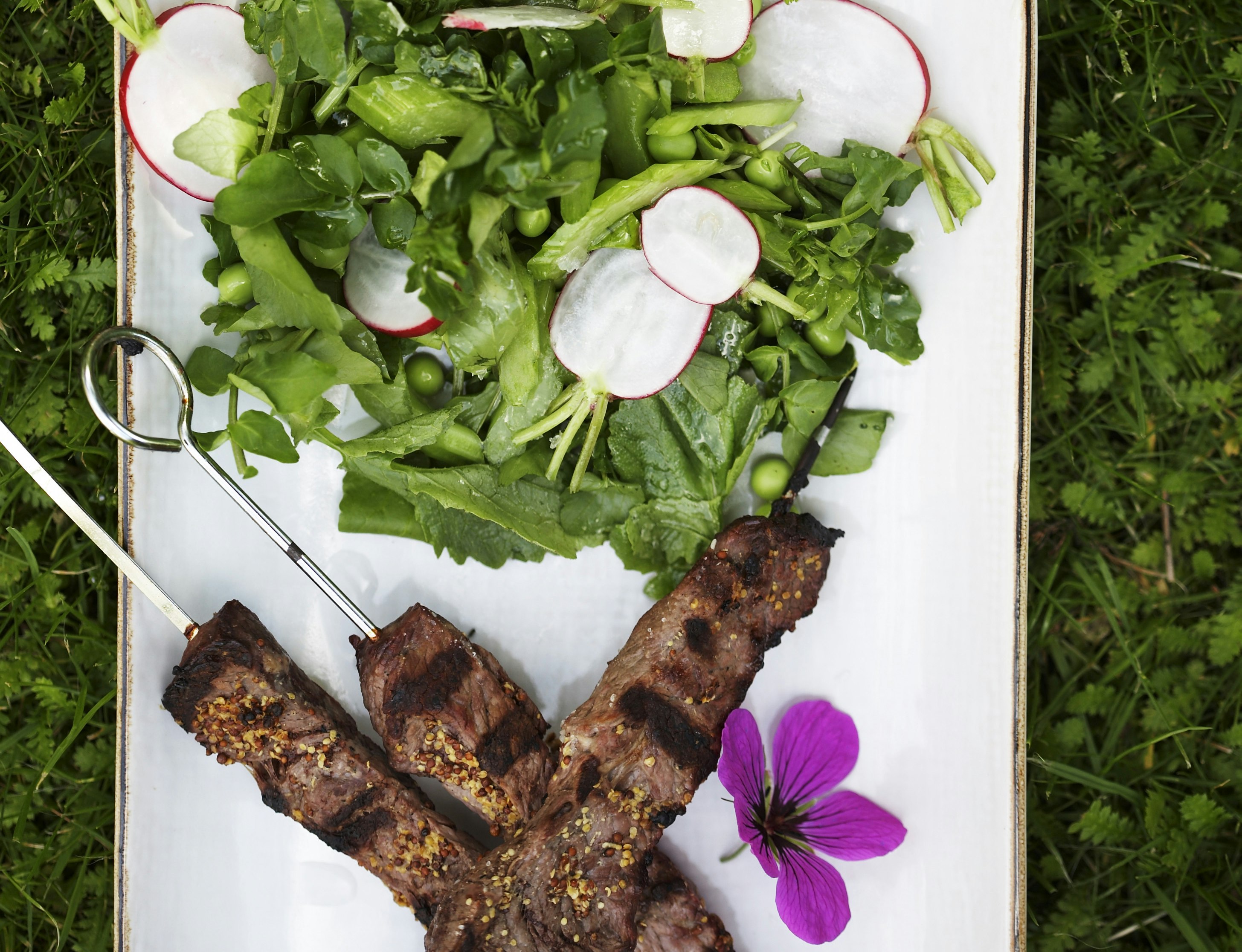 Oksespyd og radisesalat med ærter