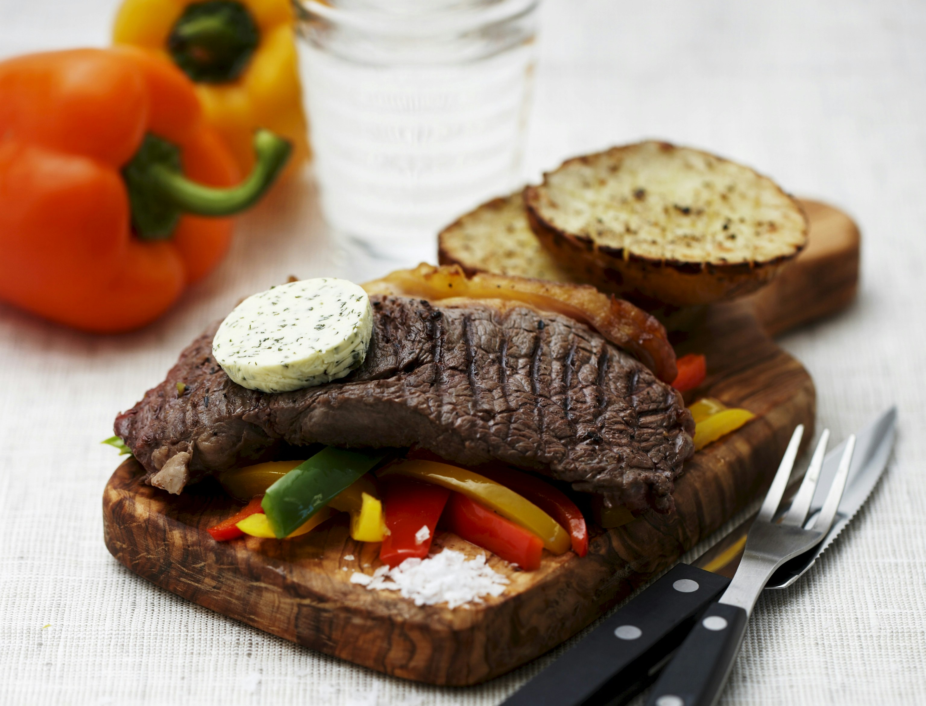 Oksesteaks med persillesmør og grillede peberfrugter