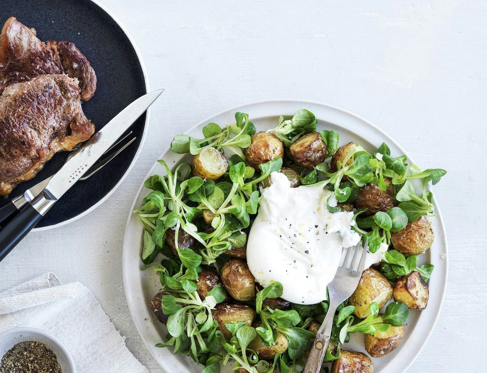 Oksesteaks og stegt kartoffelsalat med burrata