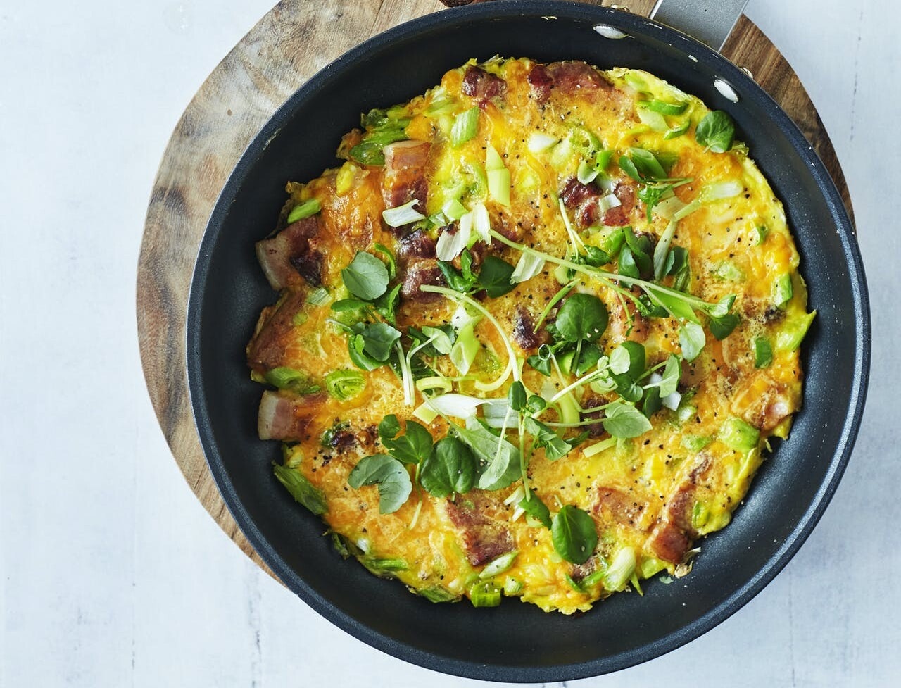 Omelet med cheddar, bacon og forårsløg