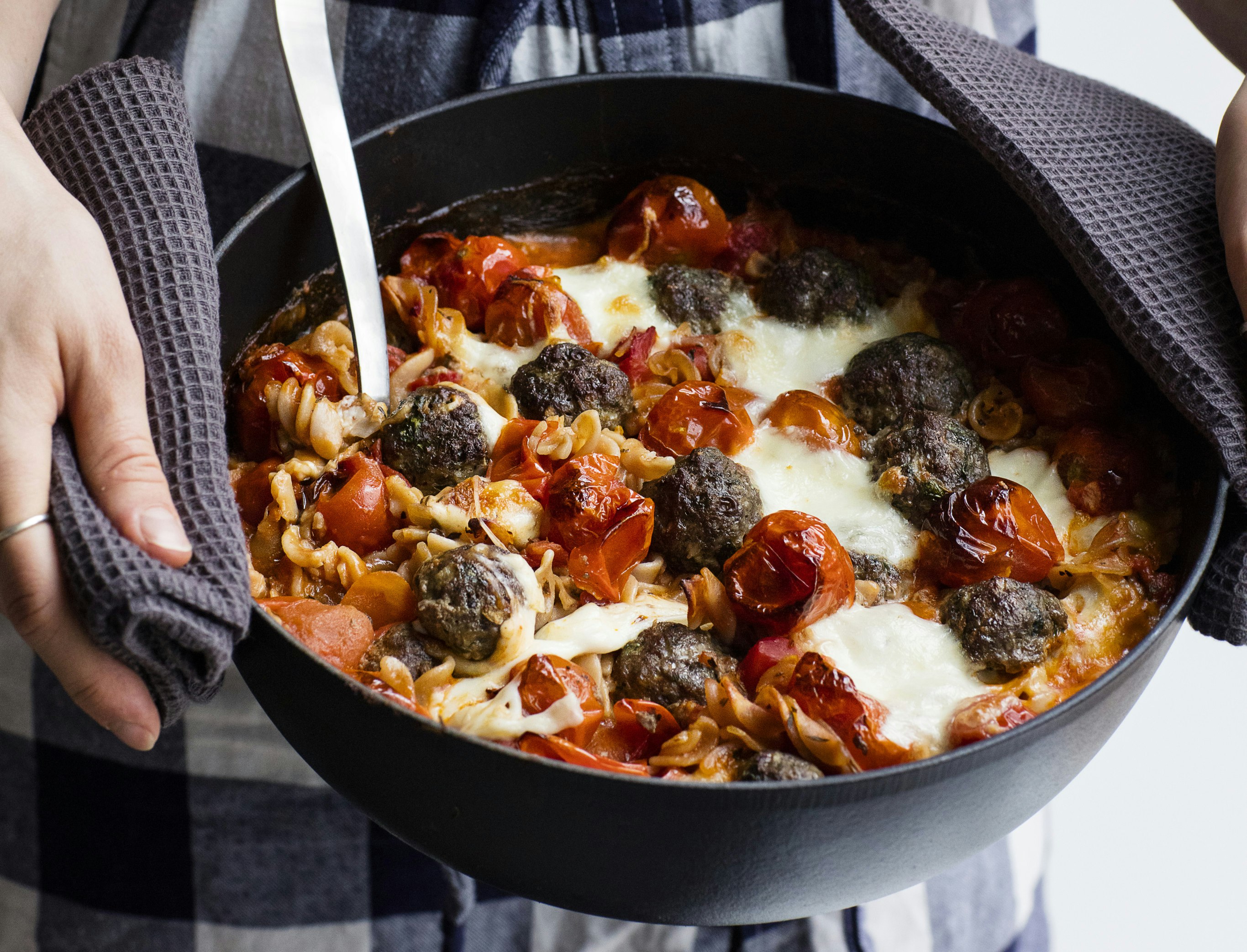 One pot-pasta caprese med kødboller