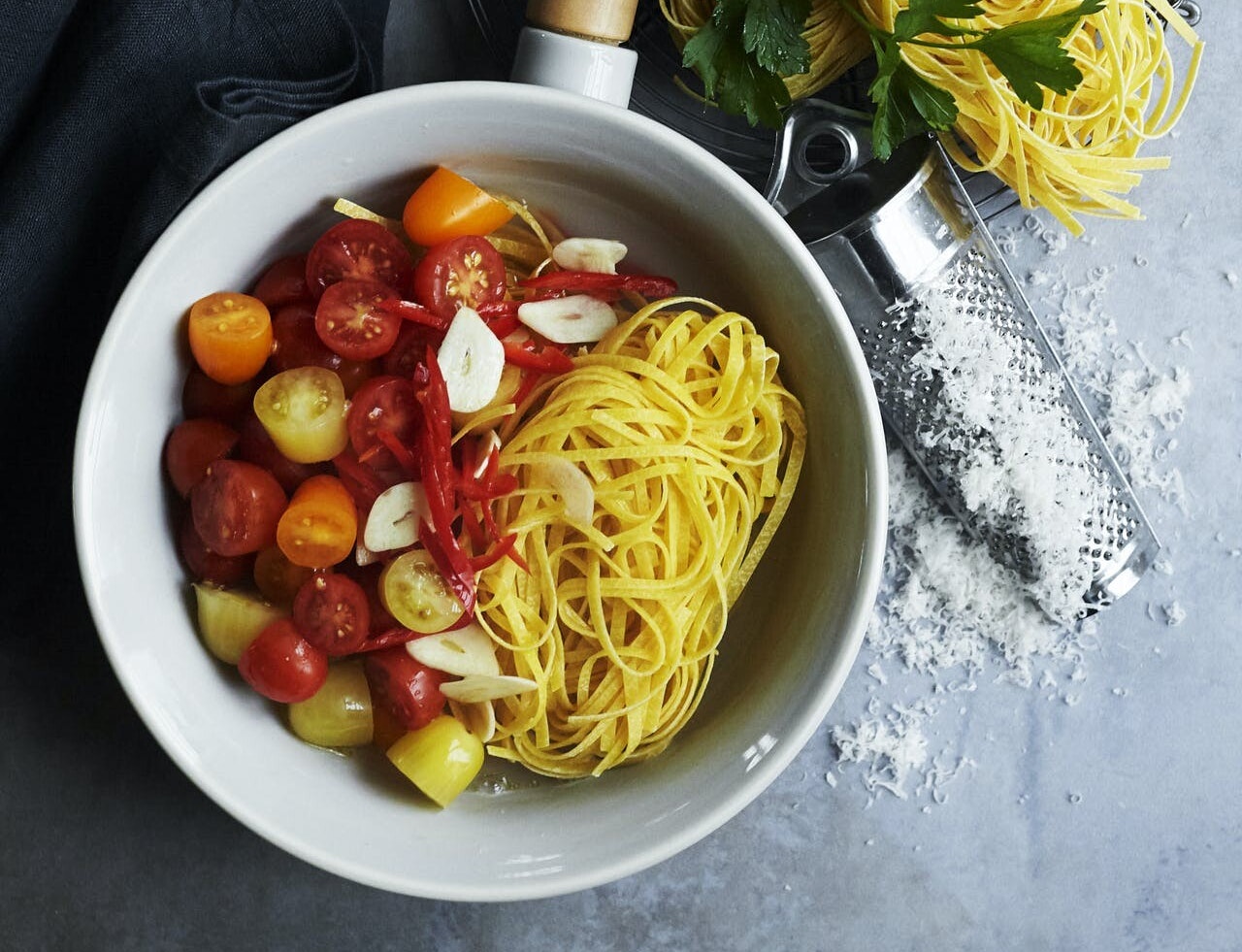 One pot-pasta med tomat, chili og hvidløg
