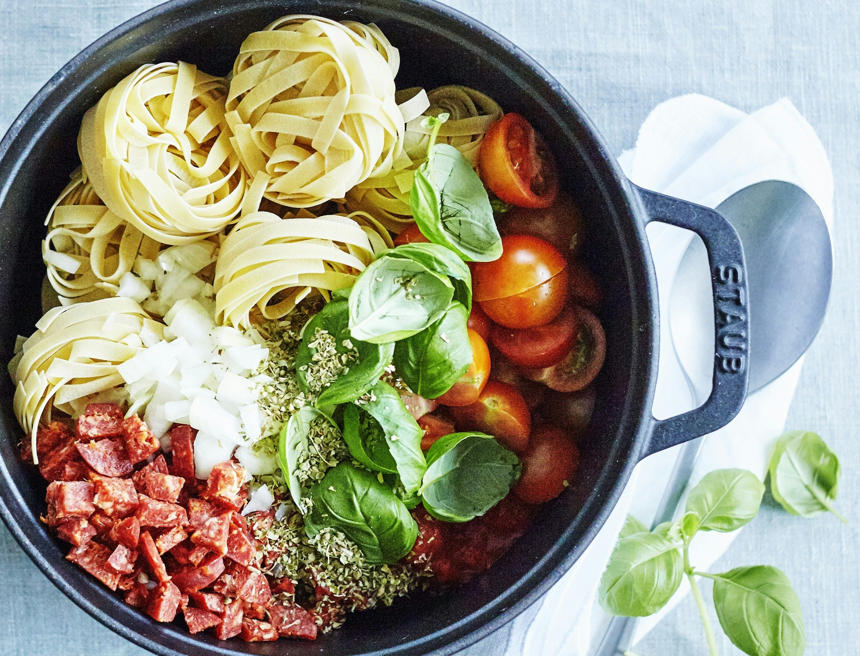One pot-pasta med tomater, chorizo og basilikum