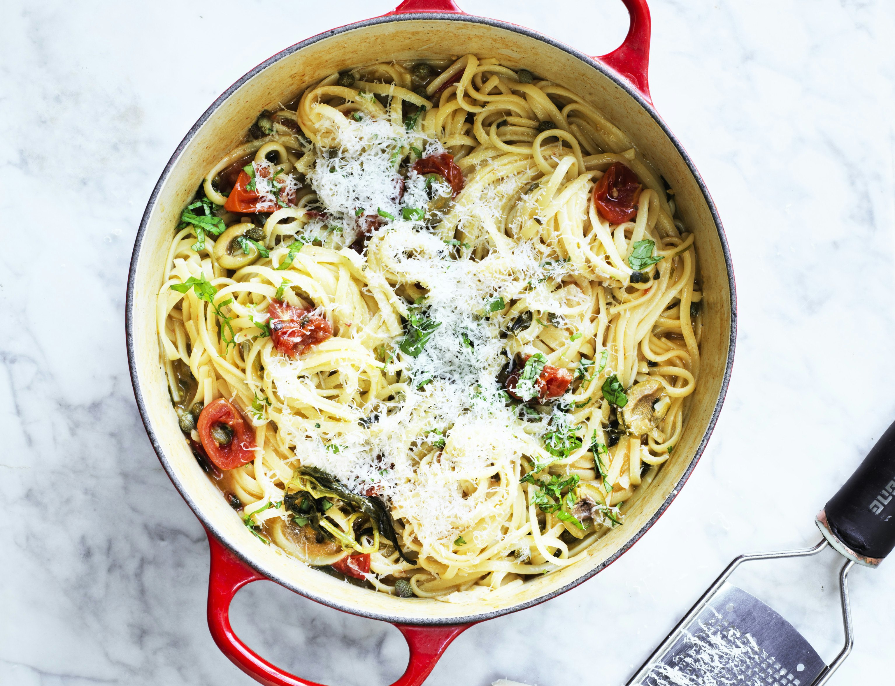 One pot-pasta med tomater, oliven og kapers