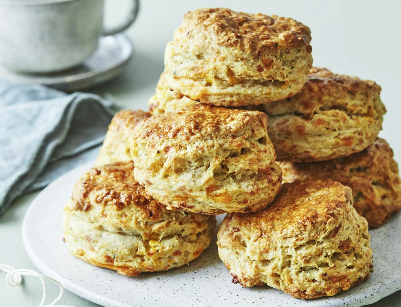 Ostescones med chili og urter
