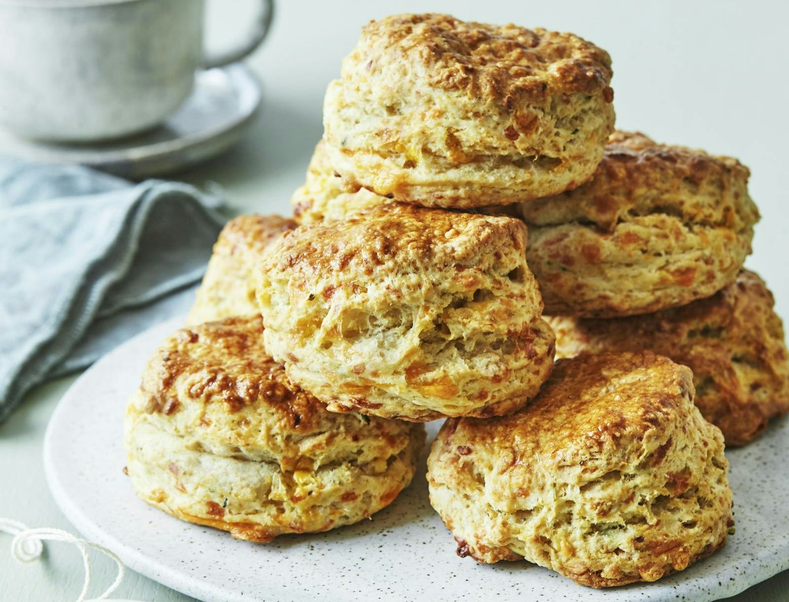 Ostescones med chili og urter
