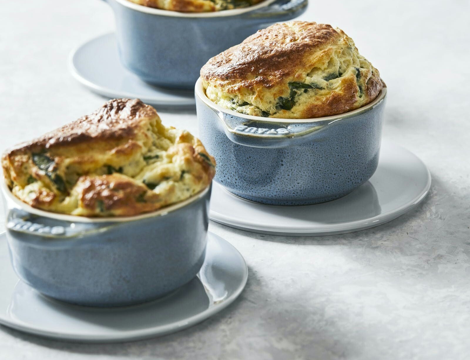 Ostesoufflé med spinat