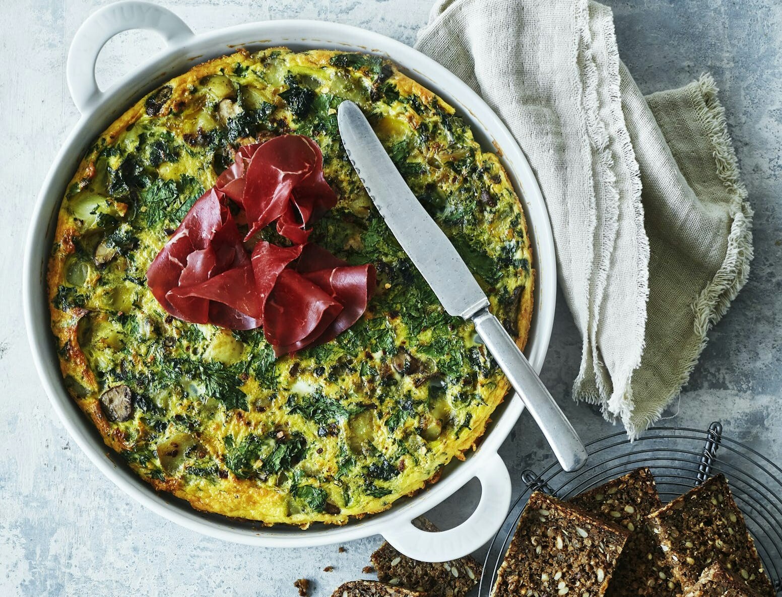 Ovnbagt æggekage med kartofler, grønkål og bresaola