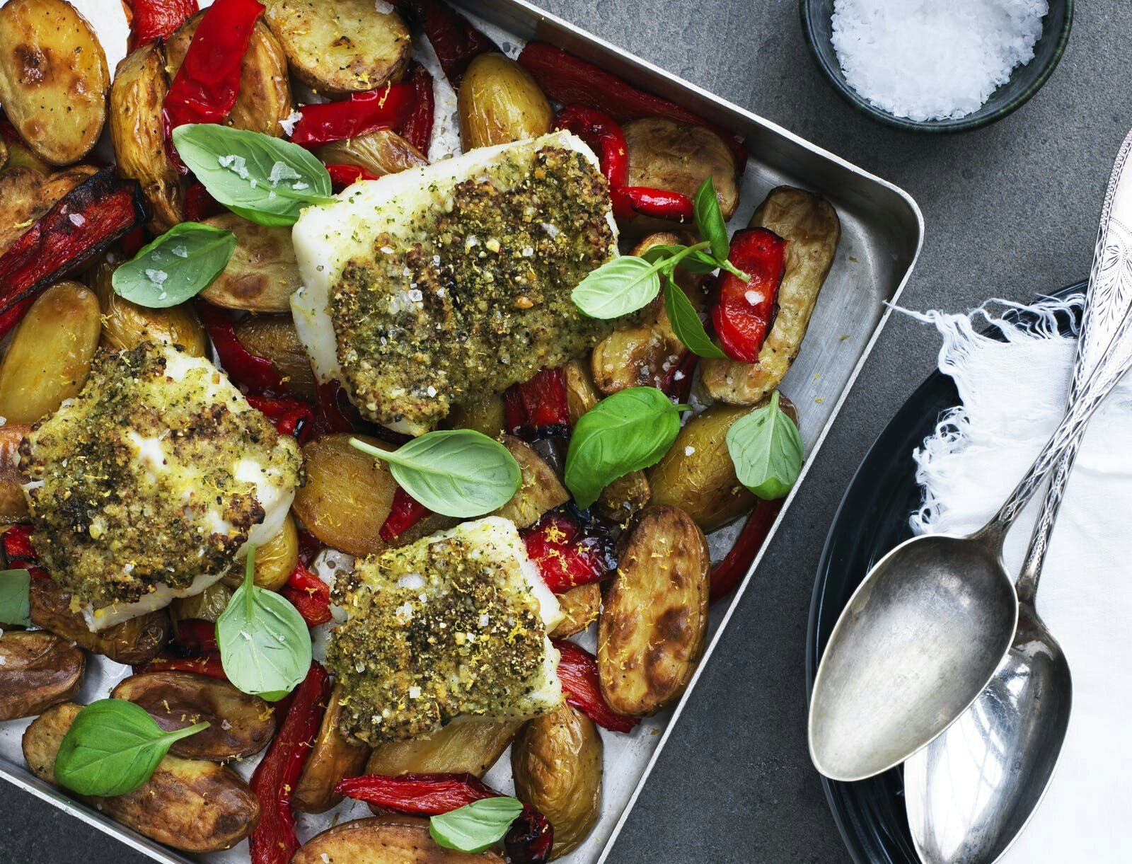 Ovnbagt fisk med basilikumrasp og grøntsager