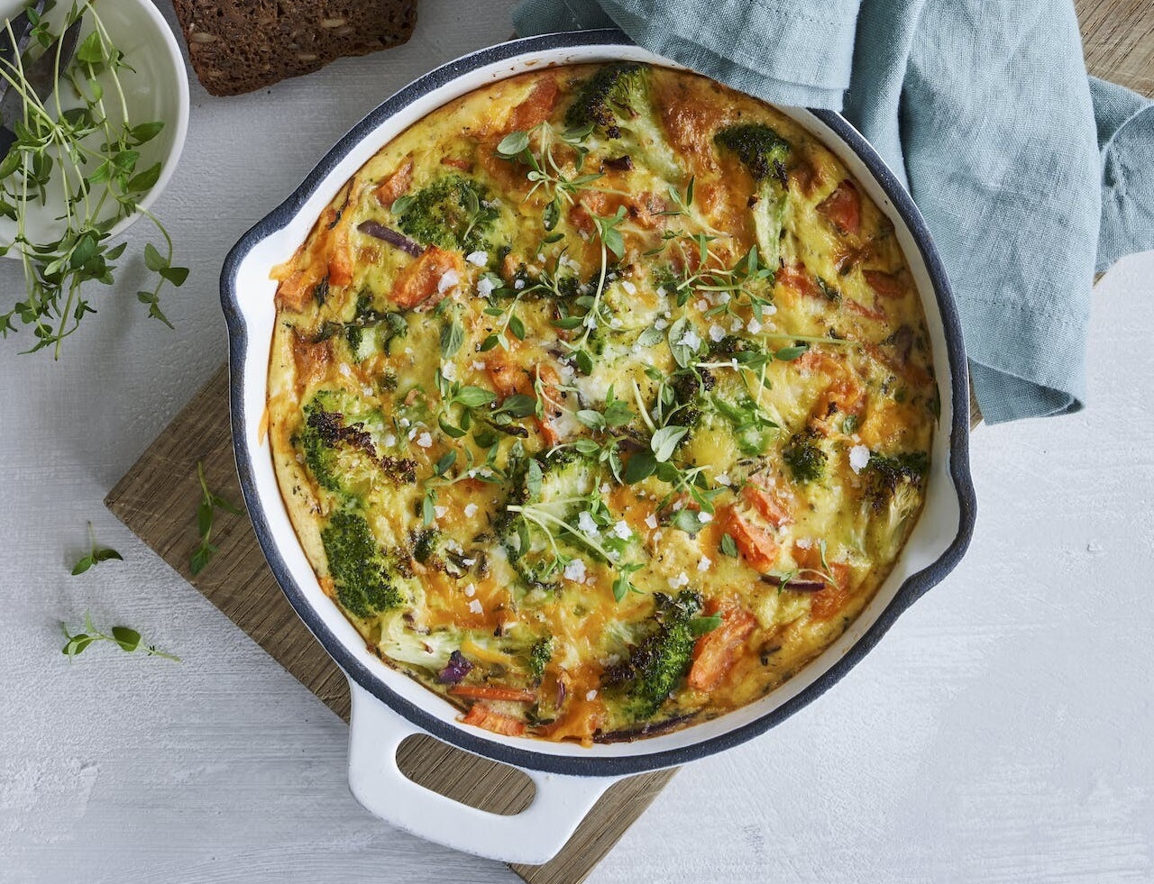 Ovnbagt frittata med grønt og cheddar