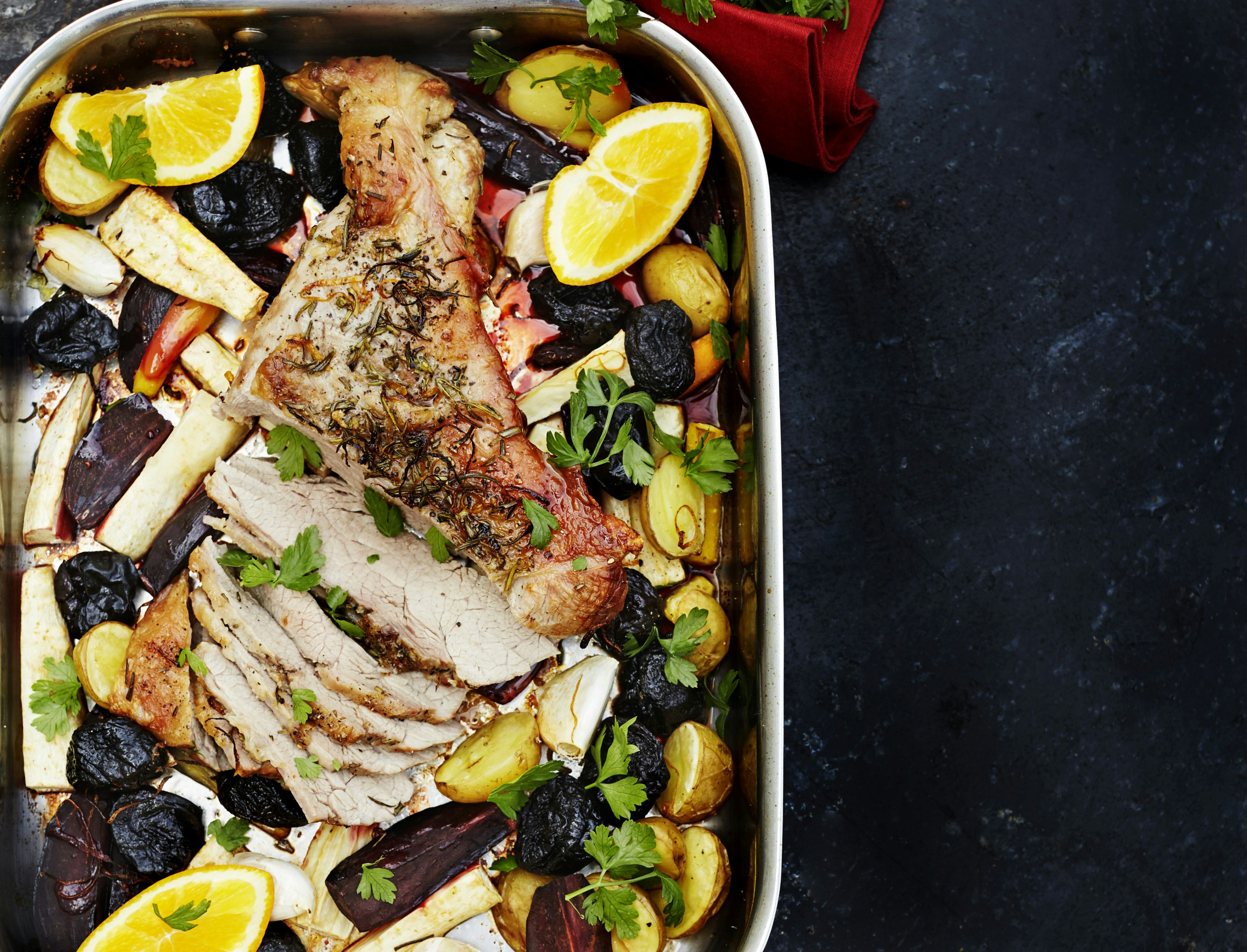 Ovnbagt kalveculotte med rodfrugter og svesker