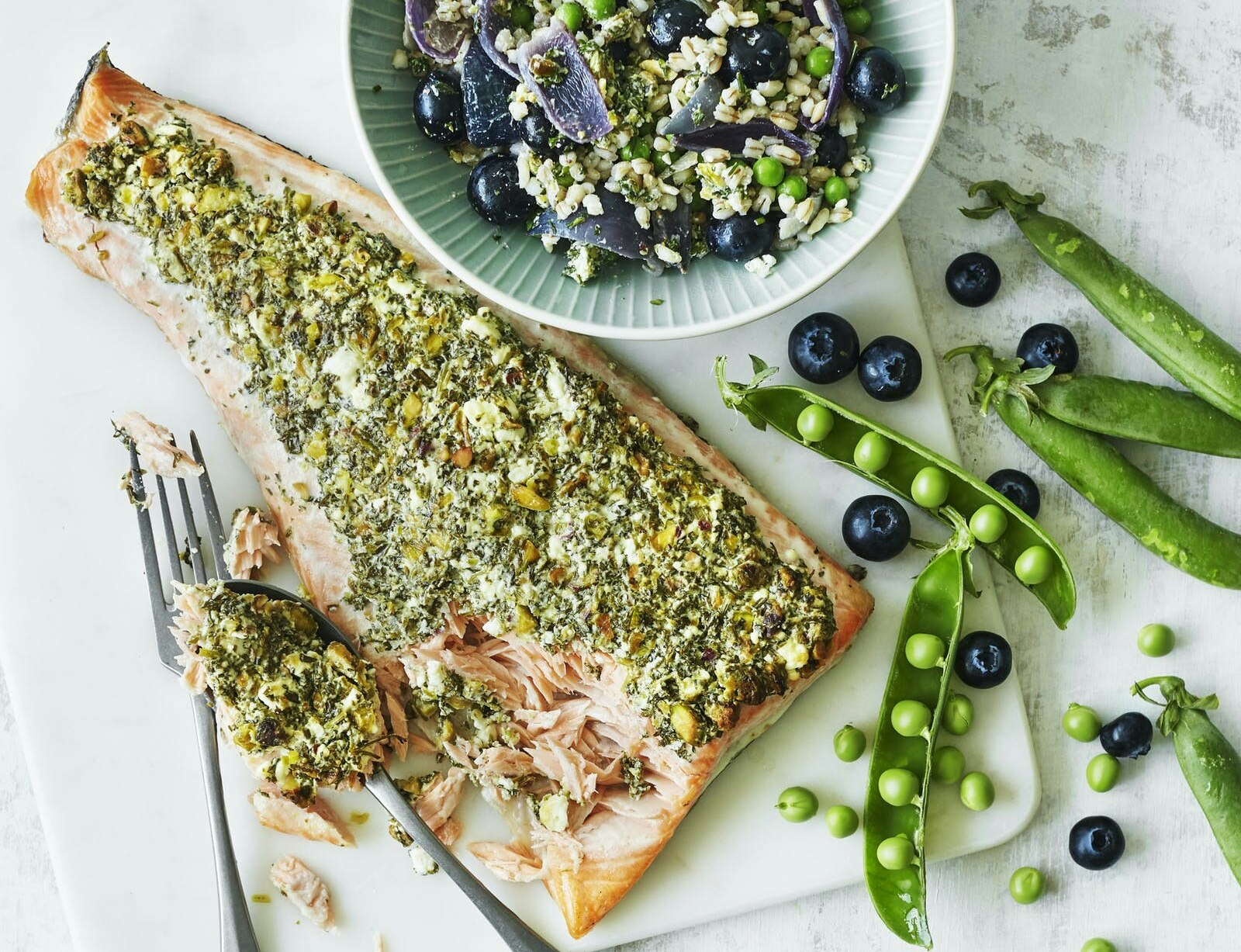 Ovnbagt laks med krydderurtetopping