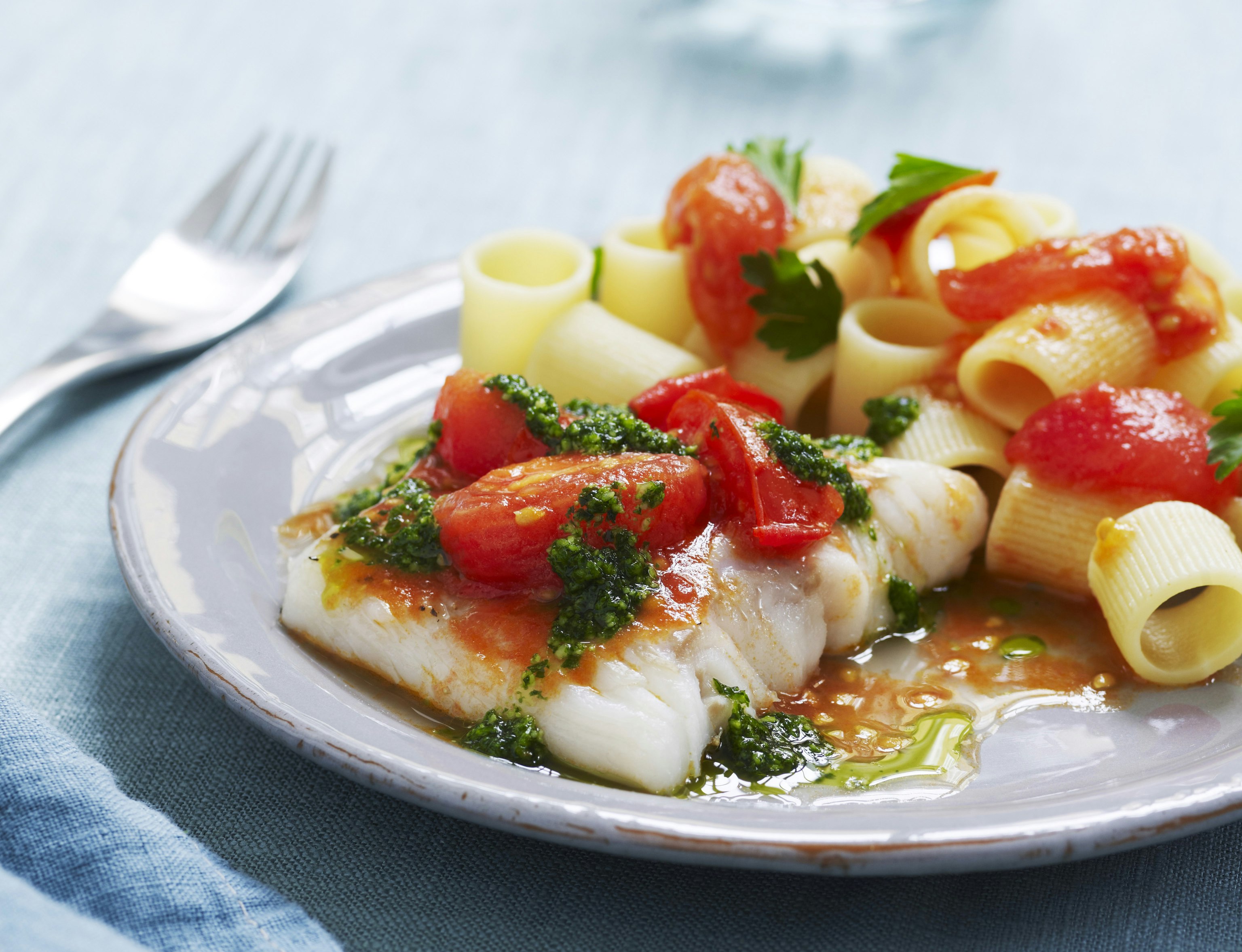 Ovnbagt torsk med tomatsauce og pasta