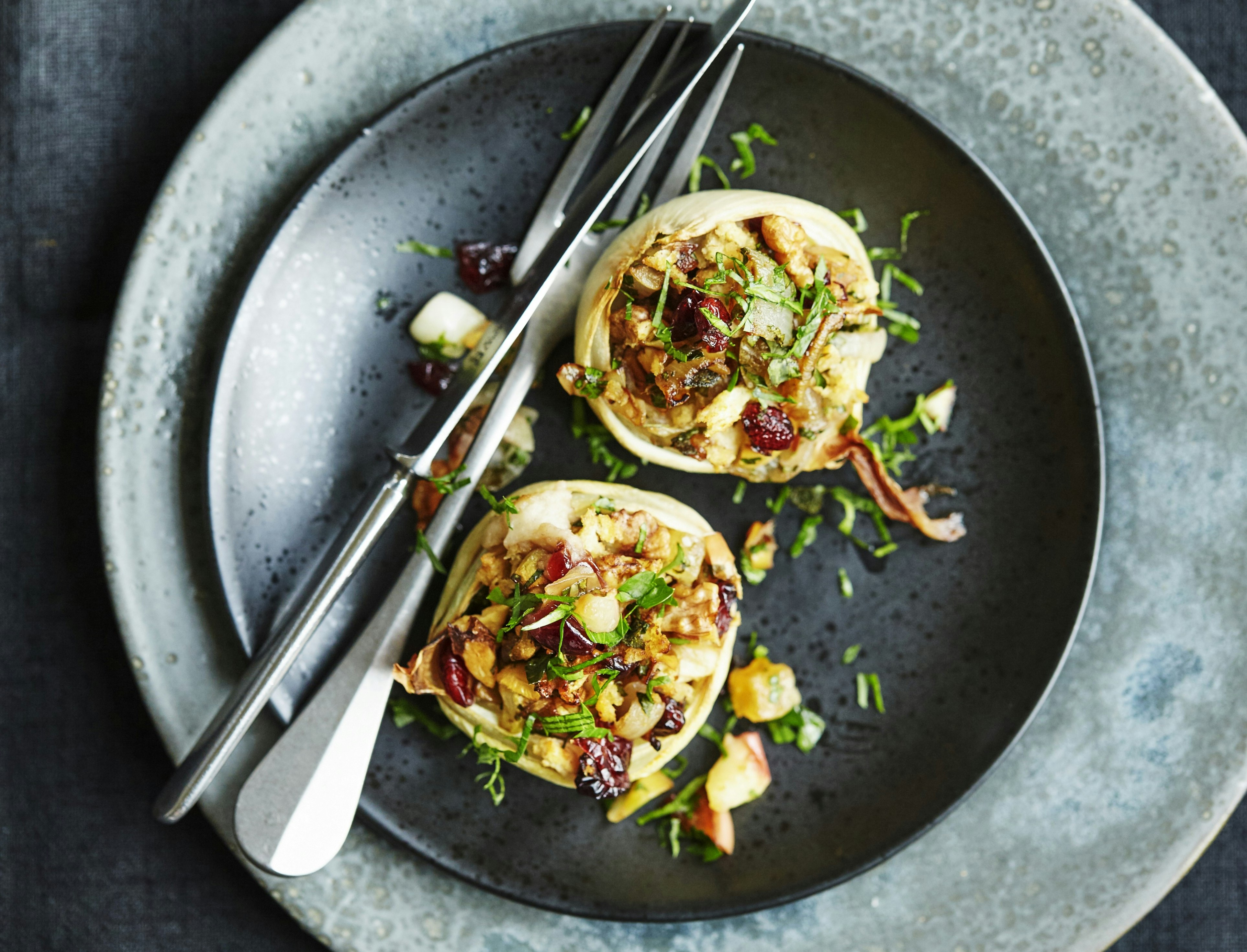 Ovnbagte løg med æblefyld