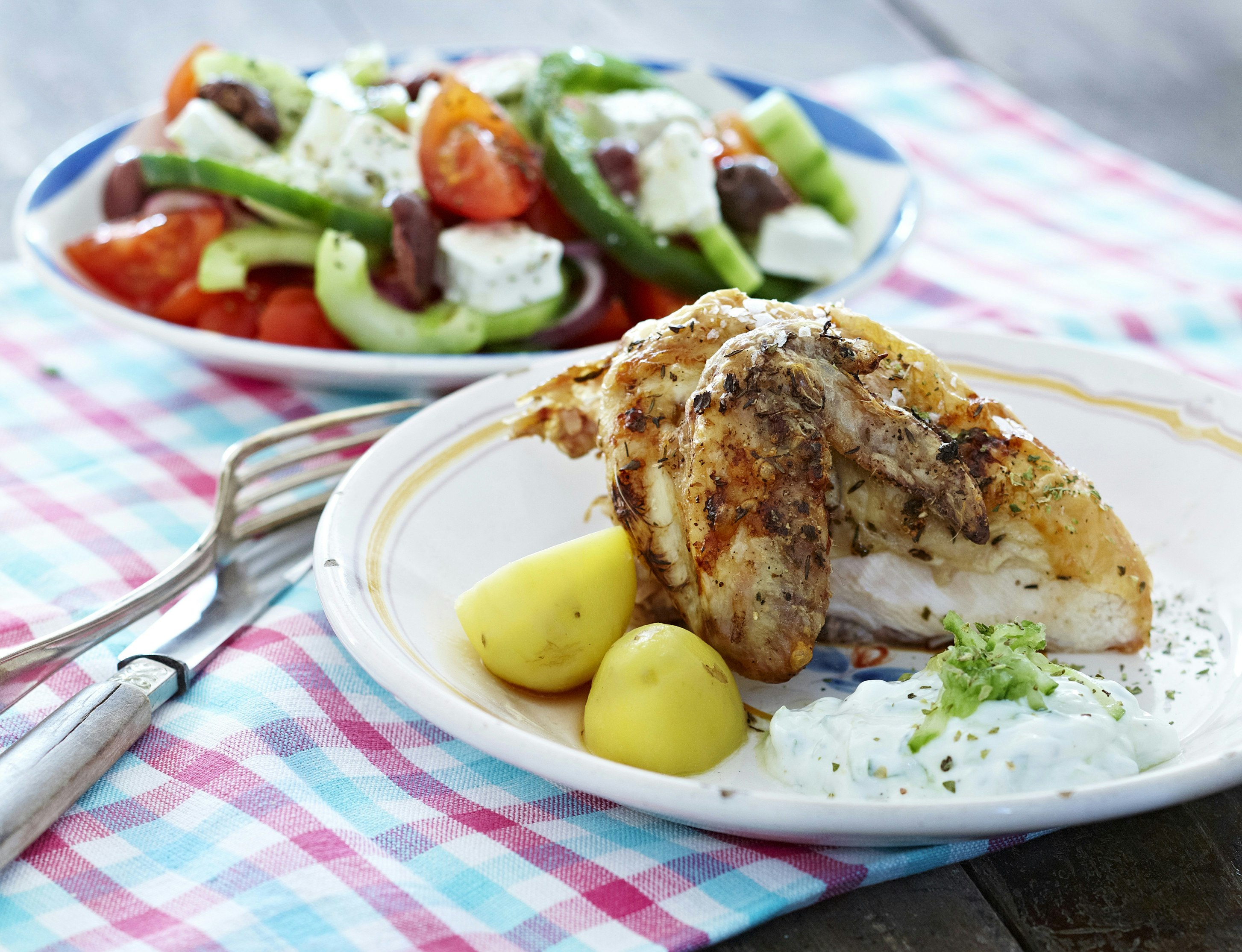 Ovnstegt kylling med græsk salat og tzatziki