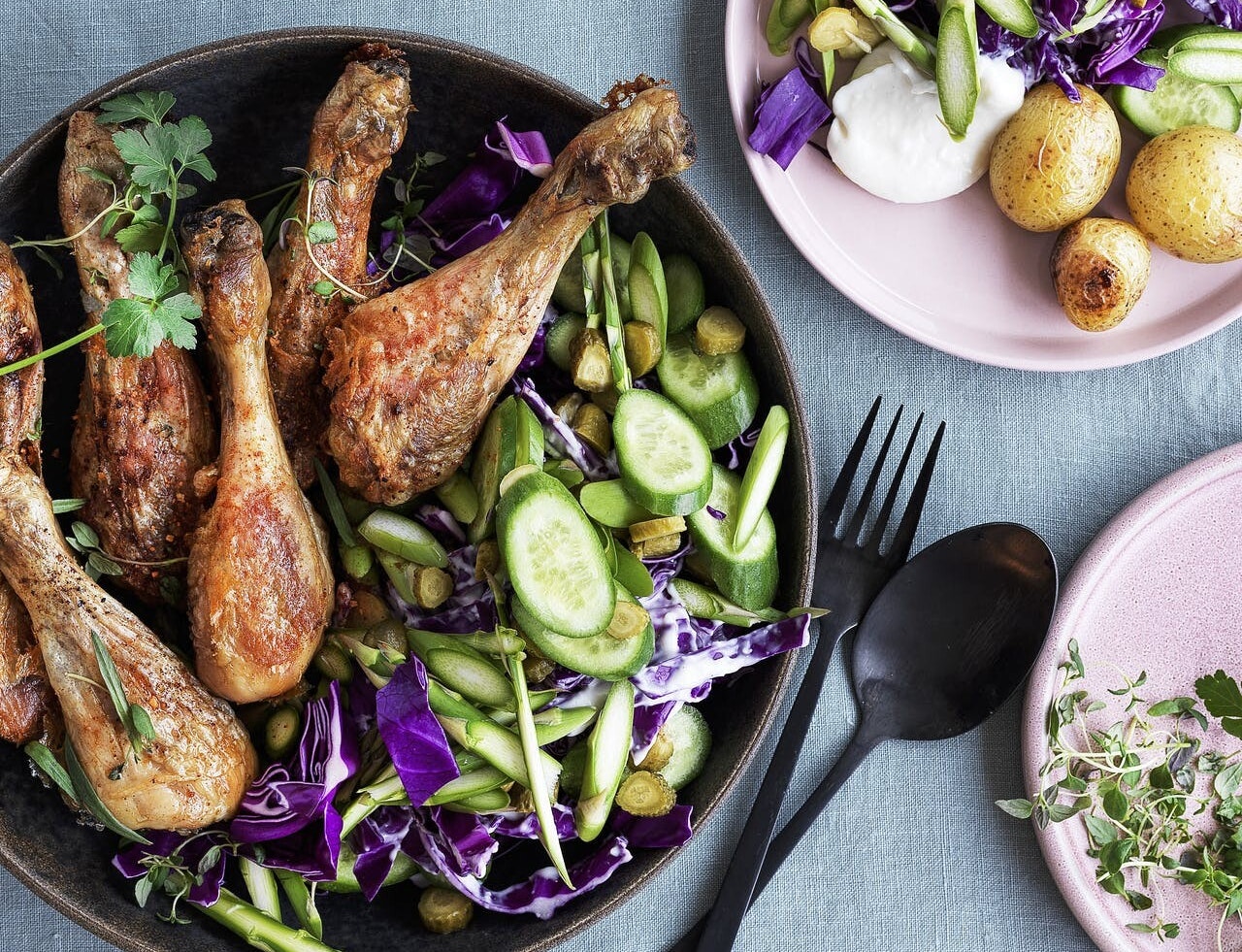 Ovnstegte kyllingelår med kartofler og asparges-salat
