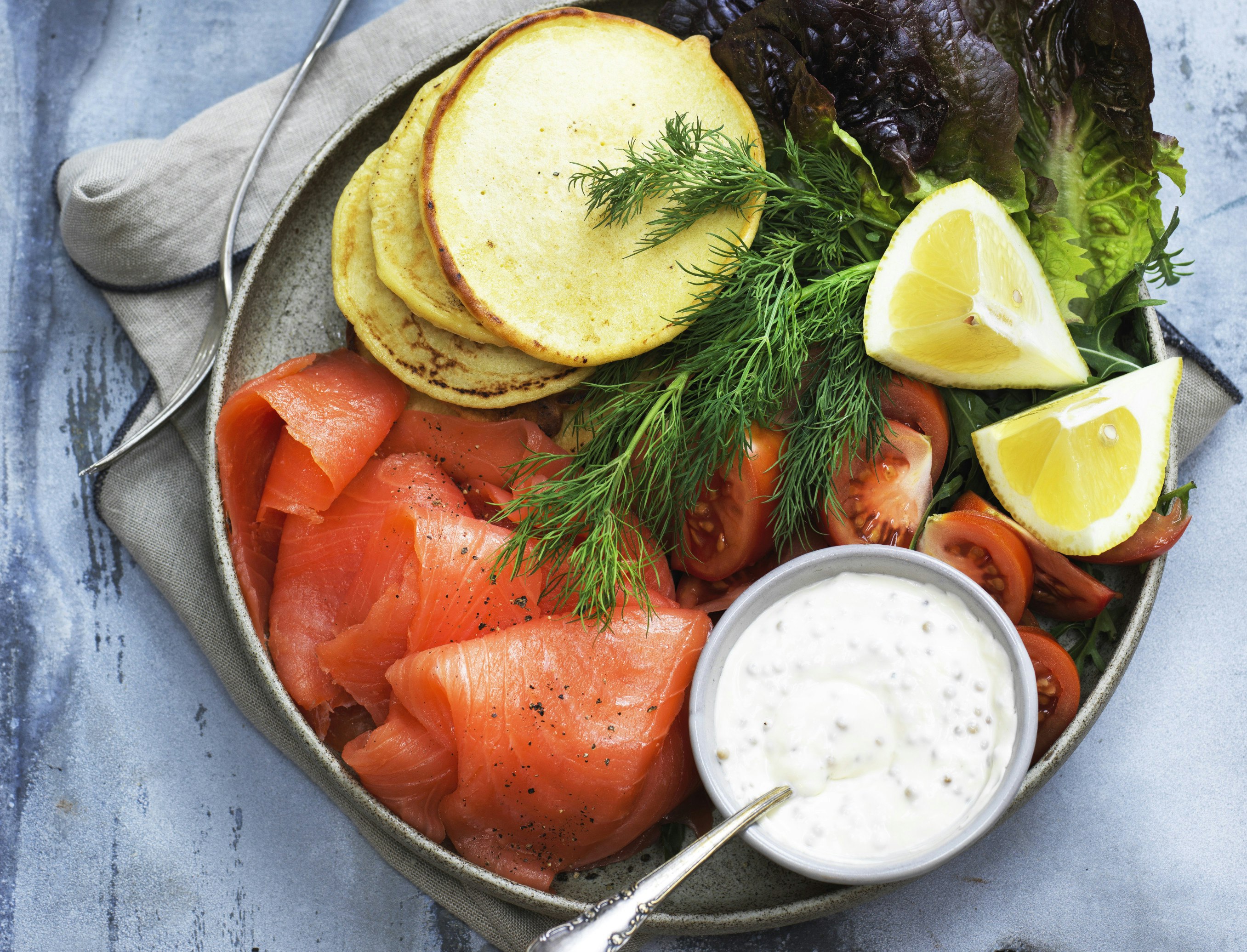 Pandekager med røget laks og krydderurter