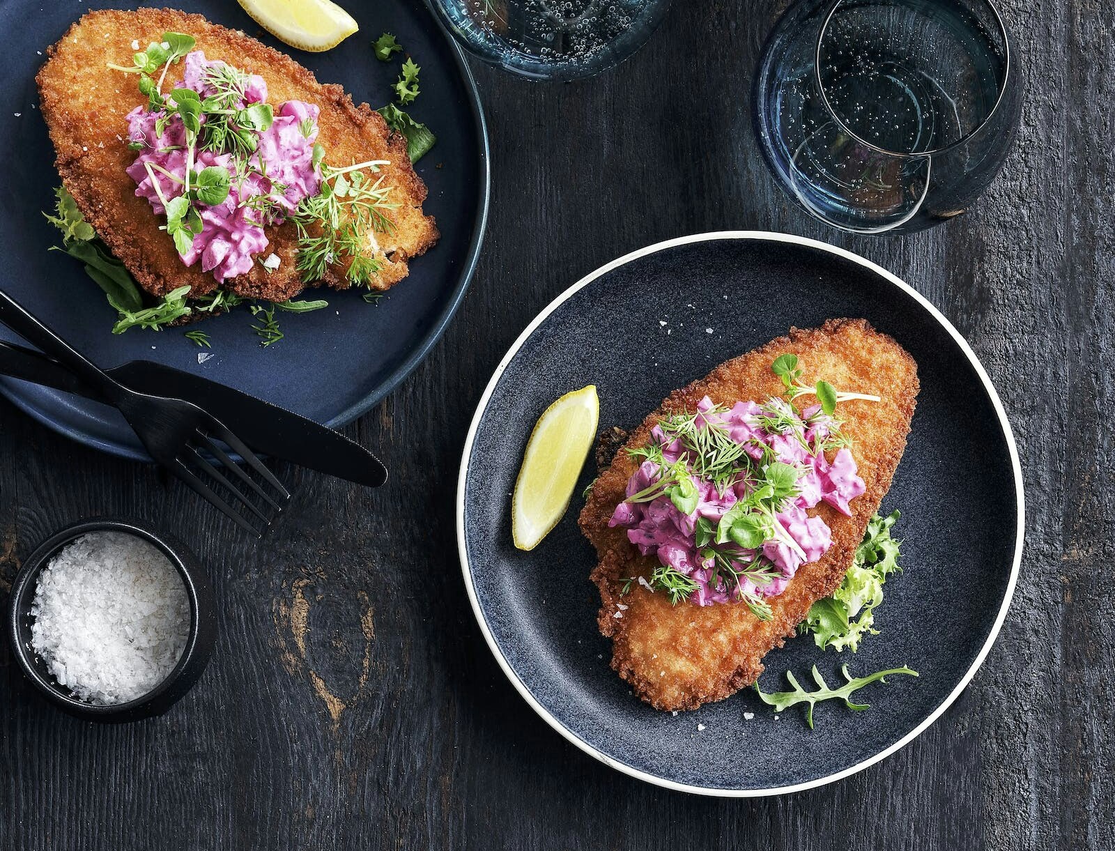 Panerede fiskefileter med rødbedecreme